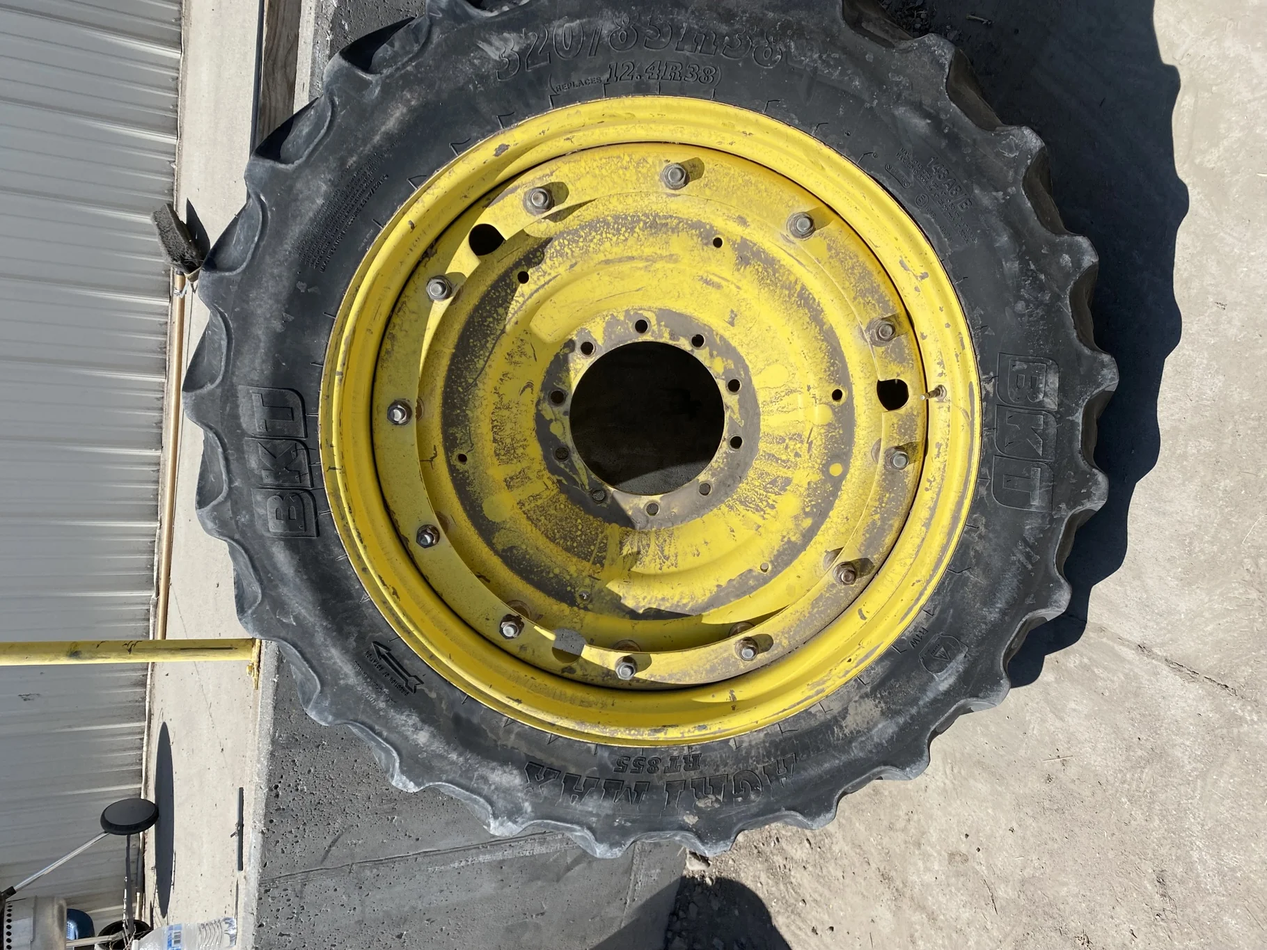Used 45% 320/85R38 BKT Agrimax R-1-W TL (143A8) on a 10 x 38 12 Bolt Stub disc and 10 bolt center (R image 2