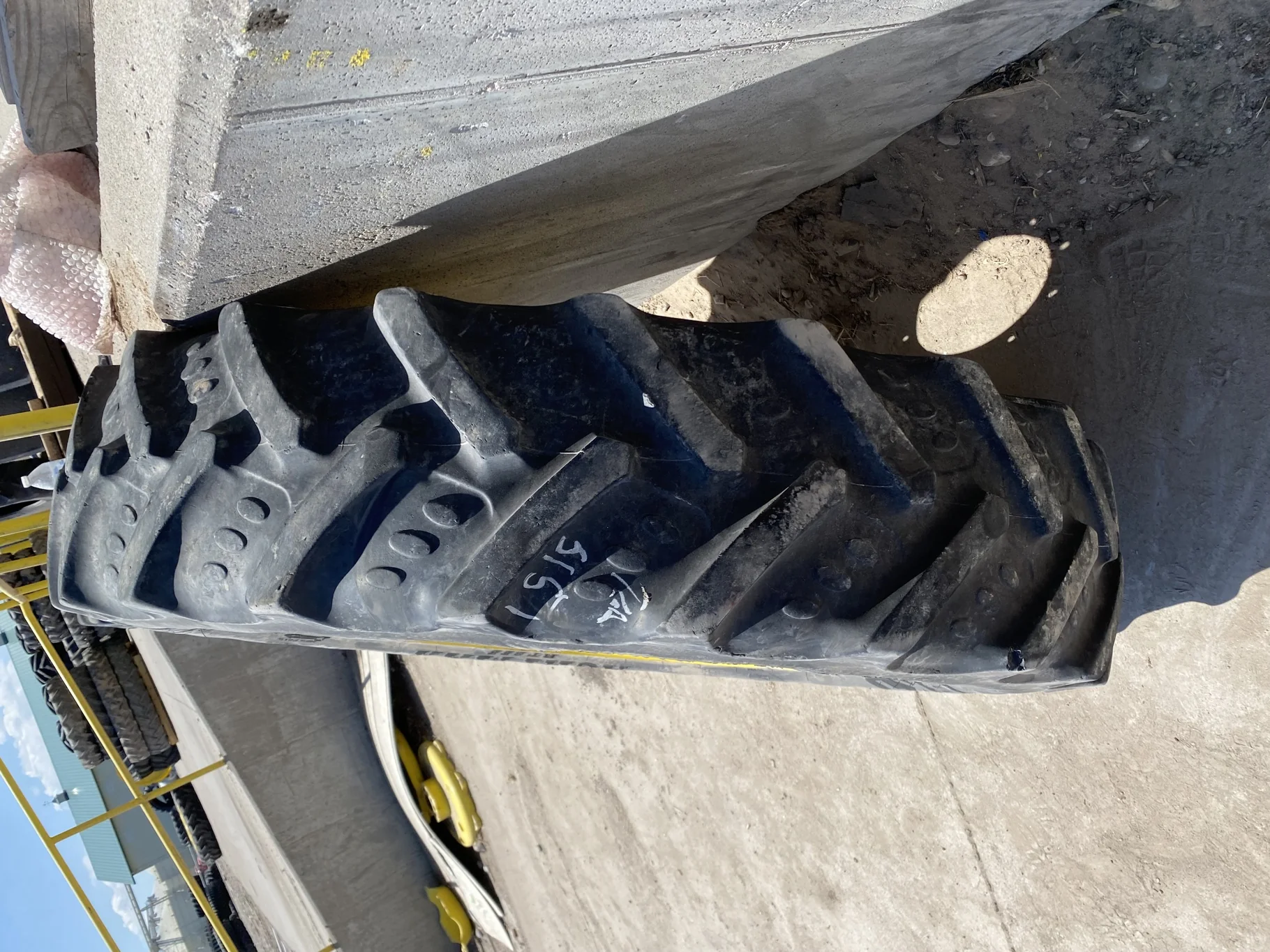 Used 45% 320/85R38 BKT Agrimax R-1-W TL (143A8) on a 10 x 38 12 Bolt Stub disc and 10 bolt center (R image 3