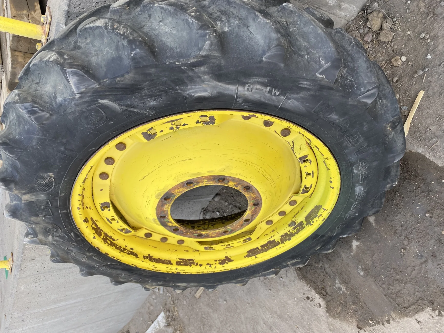 Used 50% 320/85R34 Firestone Radial 9000 R-1W (133B) TL on a 10 x 34 John Deere Yellow 10 Bolt (.9