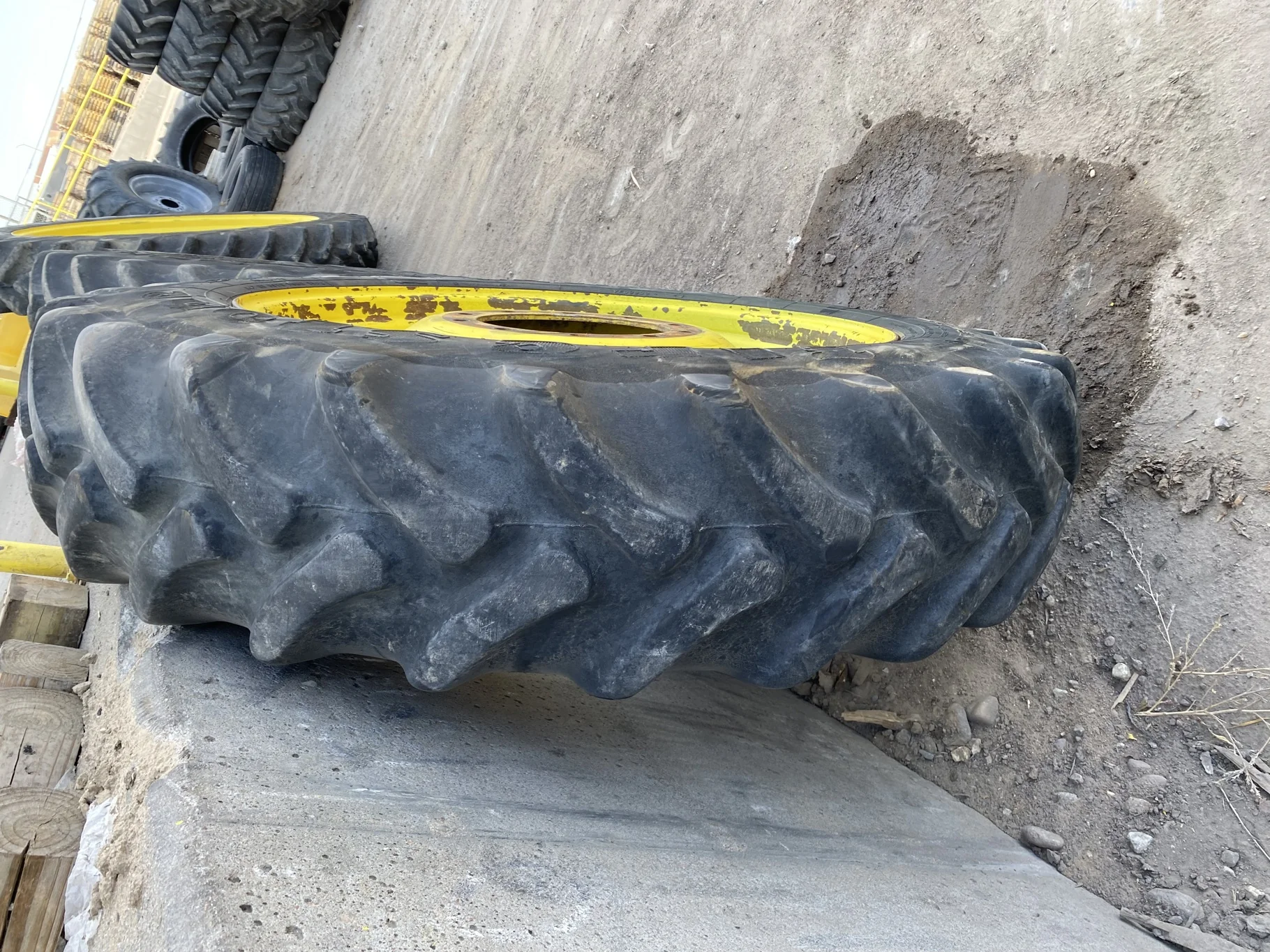 Used 50% 320/85R34 Firestone Radial 9000 R-1W (133B) TL on a 10 x 34 John Deere Yellow 10 Bolt (.9 image 4