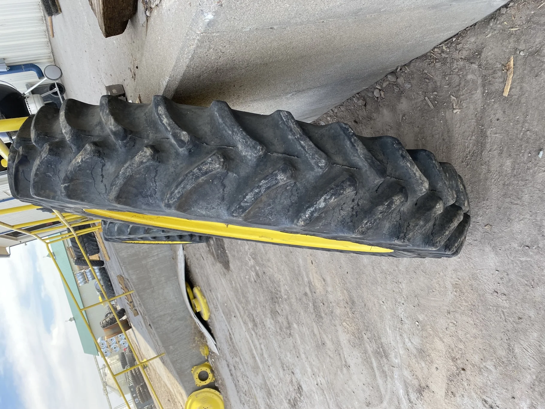 Used 65% 320/90R50 Firestone Radial 9000 R-1W (148B) TL on a 10 x 50 John Deere Yellow 12 Bolt Stub image 3