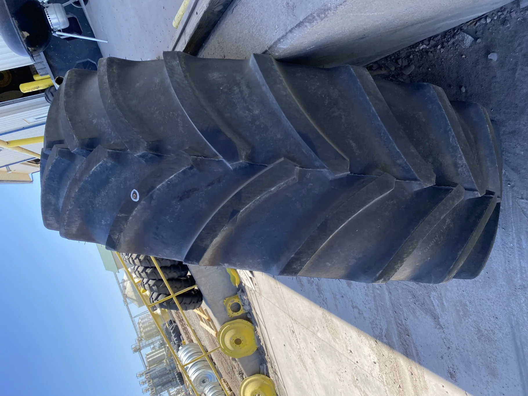 USED 99% 620/70R46 GY OPTITRAC 167D R-1W TL on 20 X 46 10-13.187-11.08 JD YELLOW DUAL WH image 3