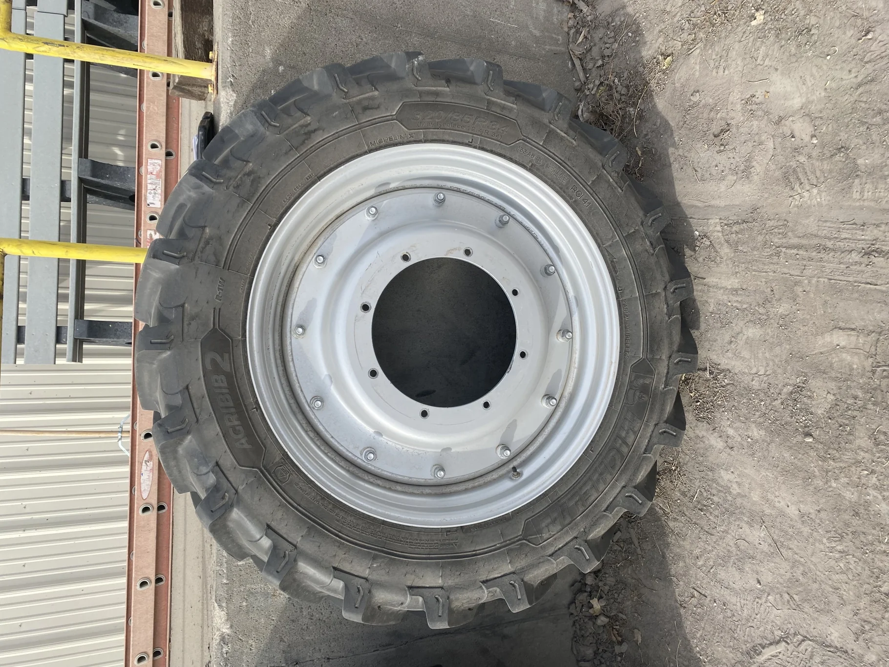USED 80% 320/85R34 (12.4R34) Michelin AgriBib 2 R-1W (133A8/133B) TL on 10 X 34 Case IH Silver 12