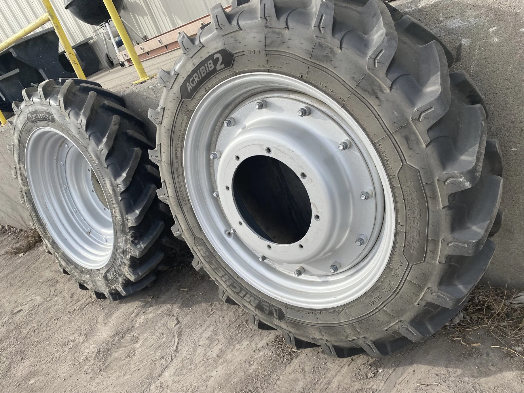 USED 80% 320/85R34 (12.4R34) Michelin AgriBib 2 R-1W (133A8/133B) TL on 10 X 34 Case IH Silver 12 image 2