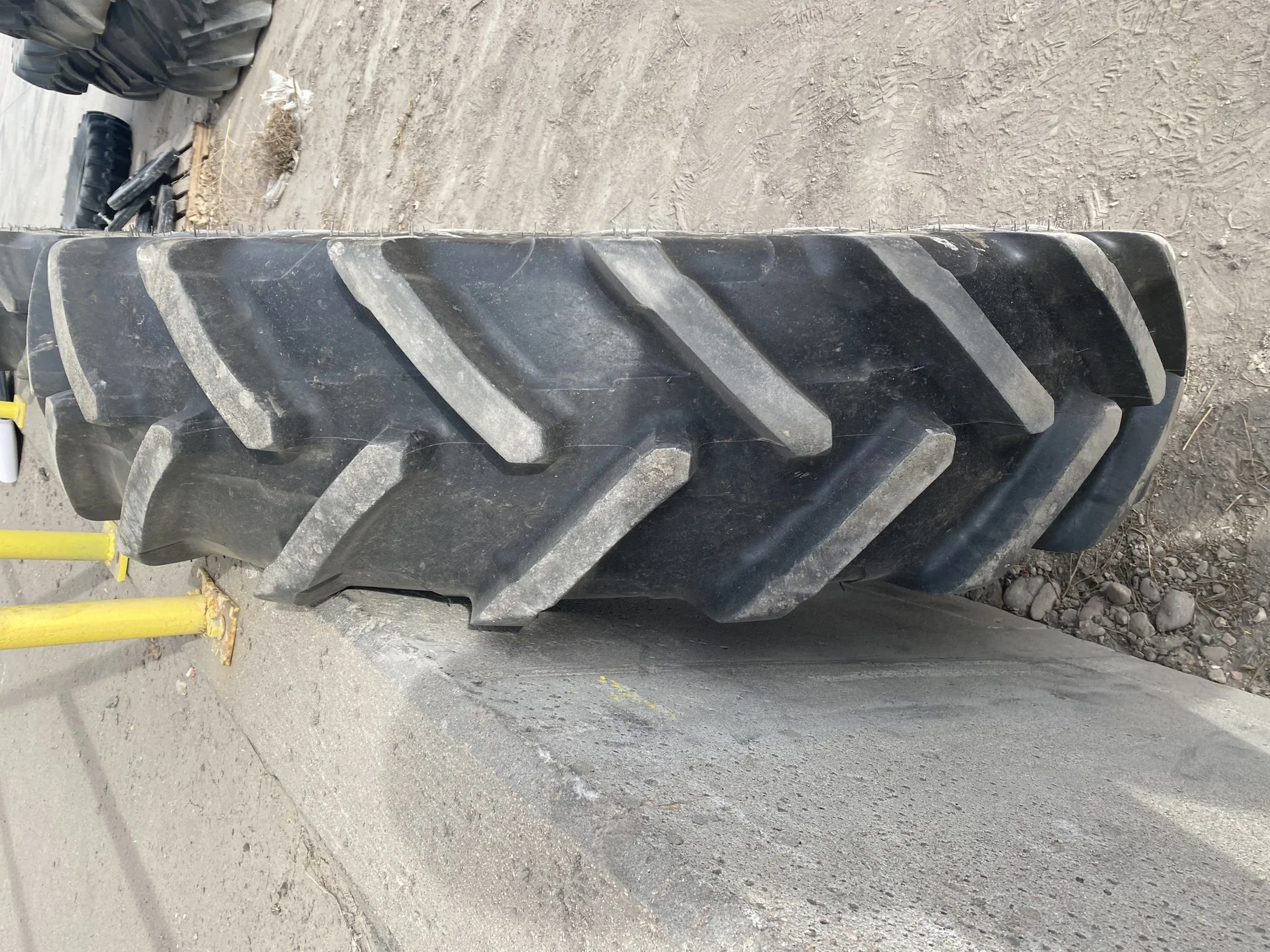 USED 80% 320/85R34 (12.4R34) Michelin AgriBib 2 R-1W (133A8/133B) TL on 10 X 34 Case IH Silver 12 image 3