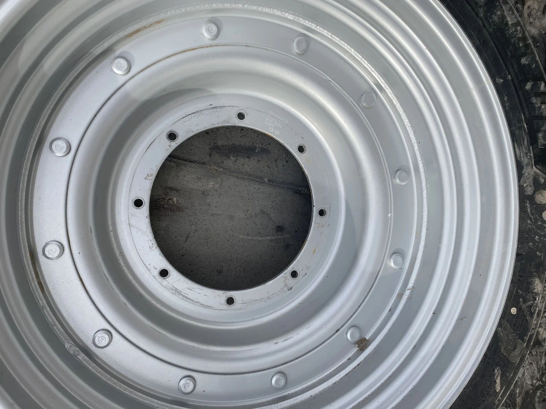 USED 80% 320/85R34 (12.4R34) Michelin AgriBib 2 R-1W (133A8/133B) TL on 10 X 34 Case IH Silver 12 image 6