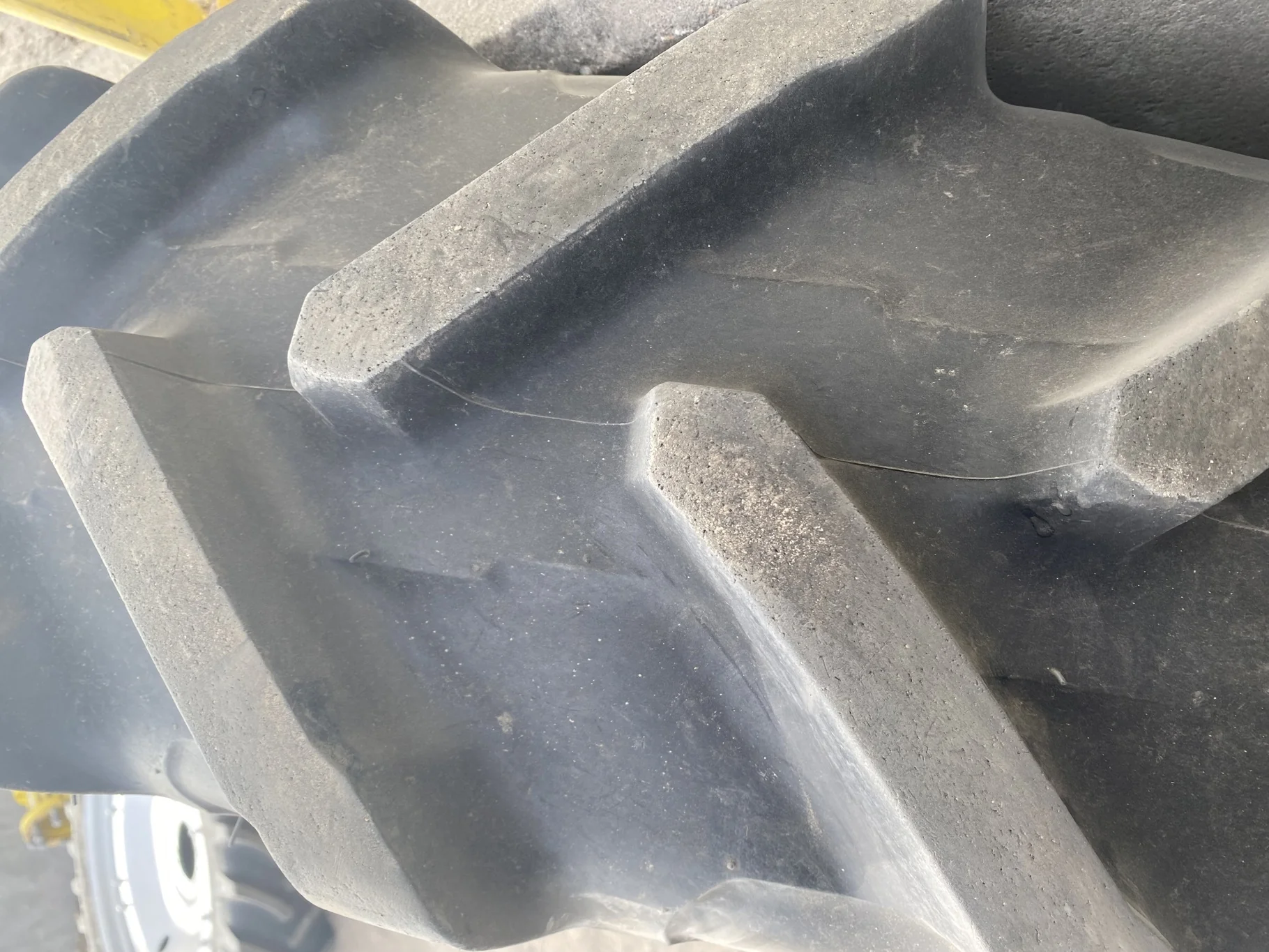 USED 80% 320/85R34 (12.4R34) Michelin AgriBib 2 R-1W (133A8/133B) TL on 10 X 34 Case IH Silver 12 image 7