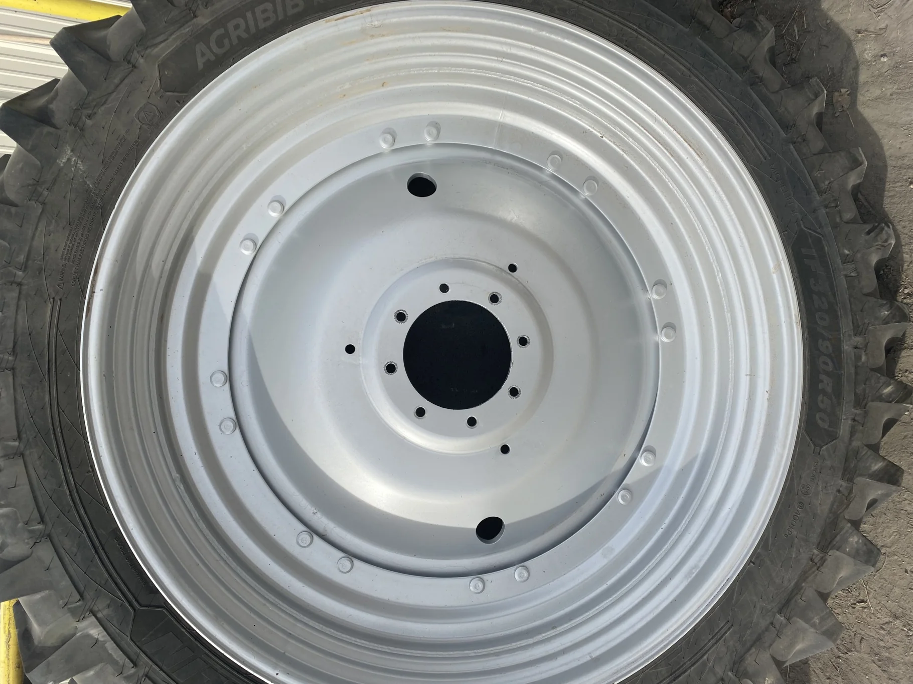 Used 85% 320/90R50 Michelin AgriBib Row Crop R-1W (158A8) TL on a 10 x 50 Case Silver 16 Bolt wheel image 11