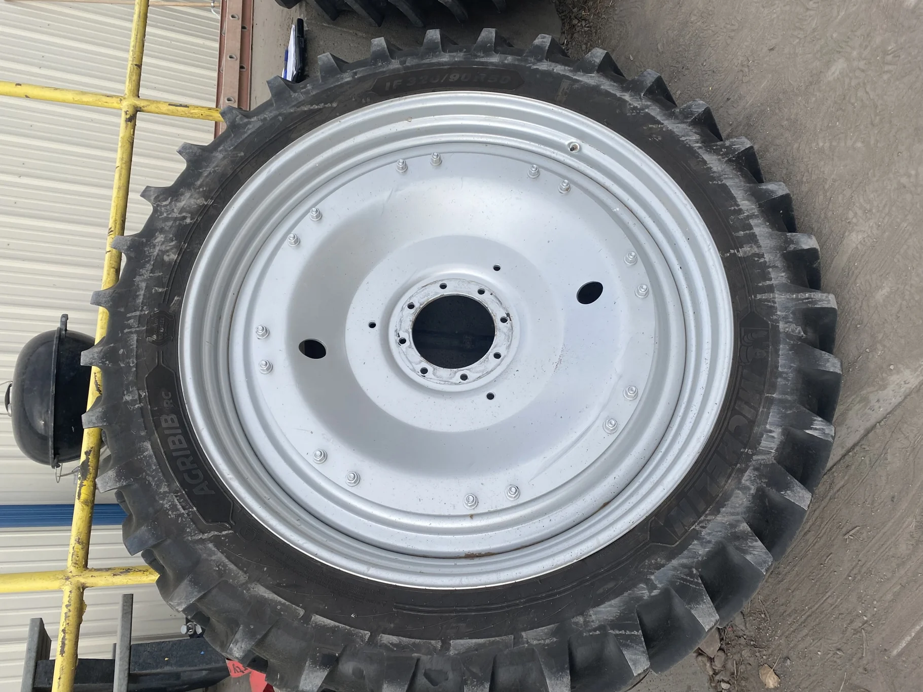 Used 85% 320/90R50 Michelin AgriBib Row Crop R-1W (158A8) TL on a 10 x 50 Case Silver 16 Bolt wheel image 2