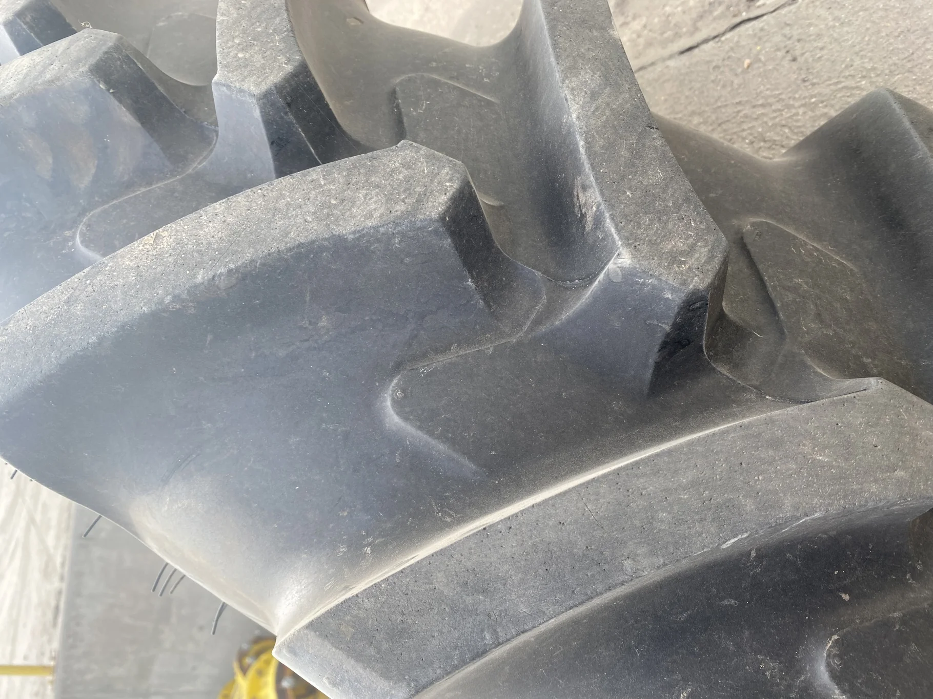 Used 85% 320/90R50 Michelin AgriBib Row Crop R-1W (158A8) TL on a 10 x 50 Case Silver 16 Bolt wheel image 5