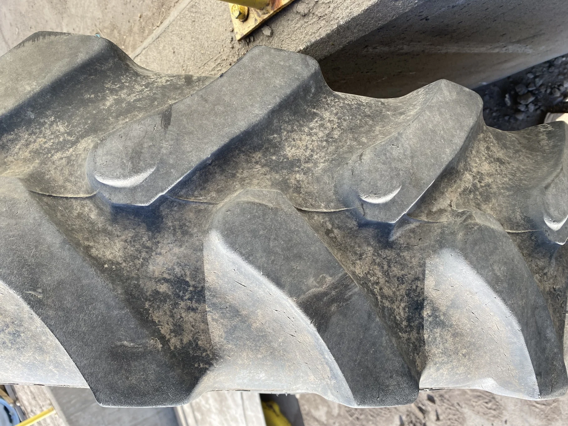 Used IF320/105R54 166A8/B Goodyear Ult Sprayer TL 55% on 10 X 54 12-30.375-28.44 Case 5500 Sprayer image 2