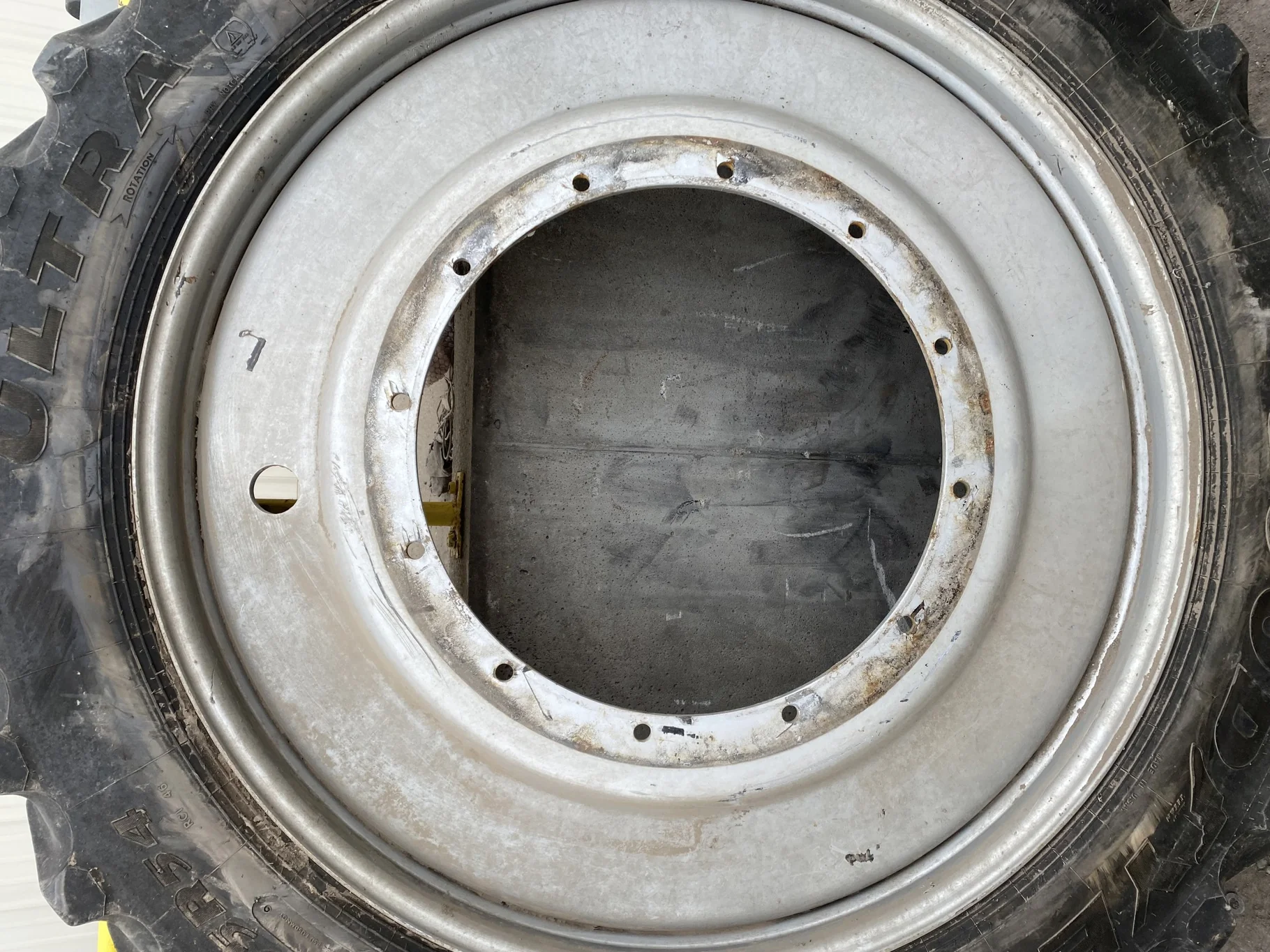 Used 85% IF320/105R54 Goodyear Ultra Sprayer (166A8/B) on a 10 x 54 Case IH Silver Stub Disc Rogator image 4