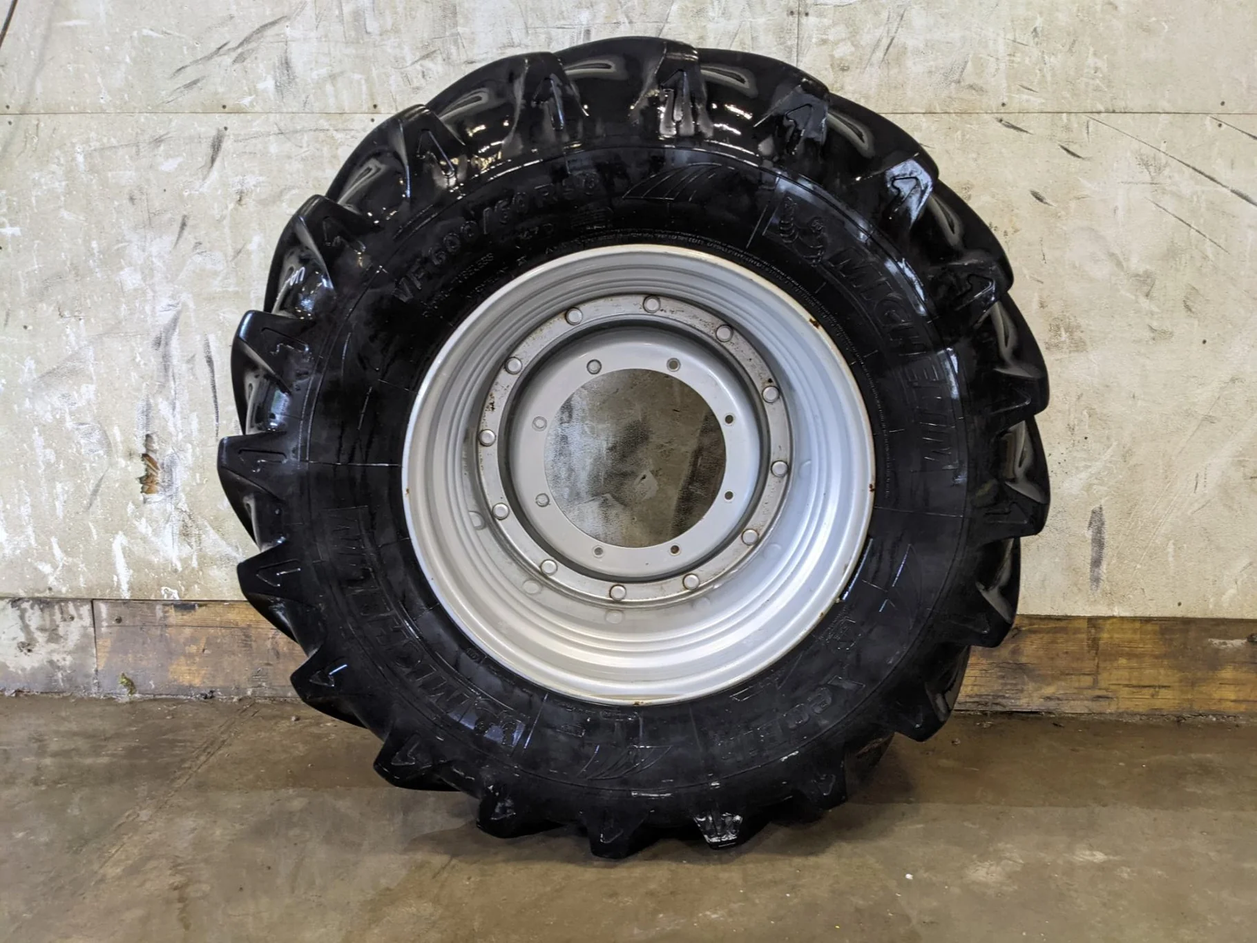 Used 95% VF600/60R30 Michelin Xeobib R-1W (147D) TL on a 20 x 30 Case IH Silver Wheel with (8-15-14)