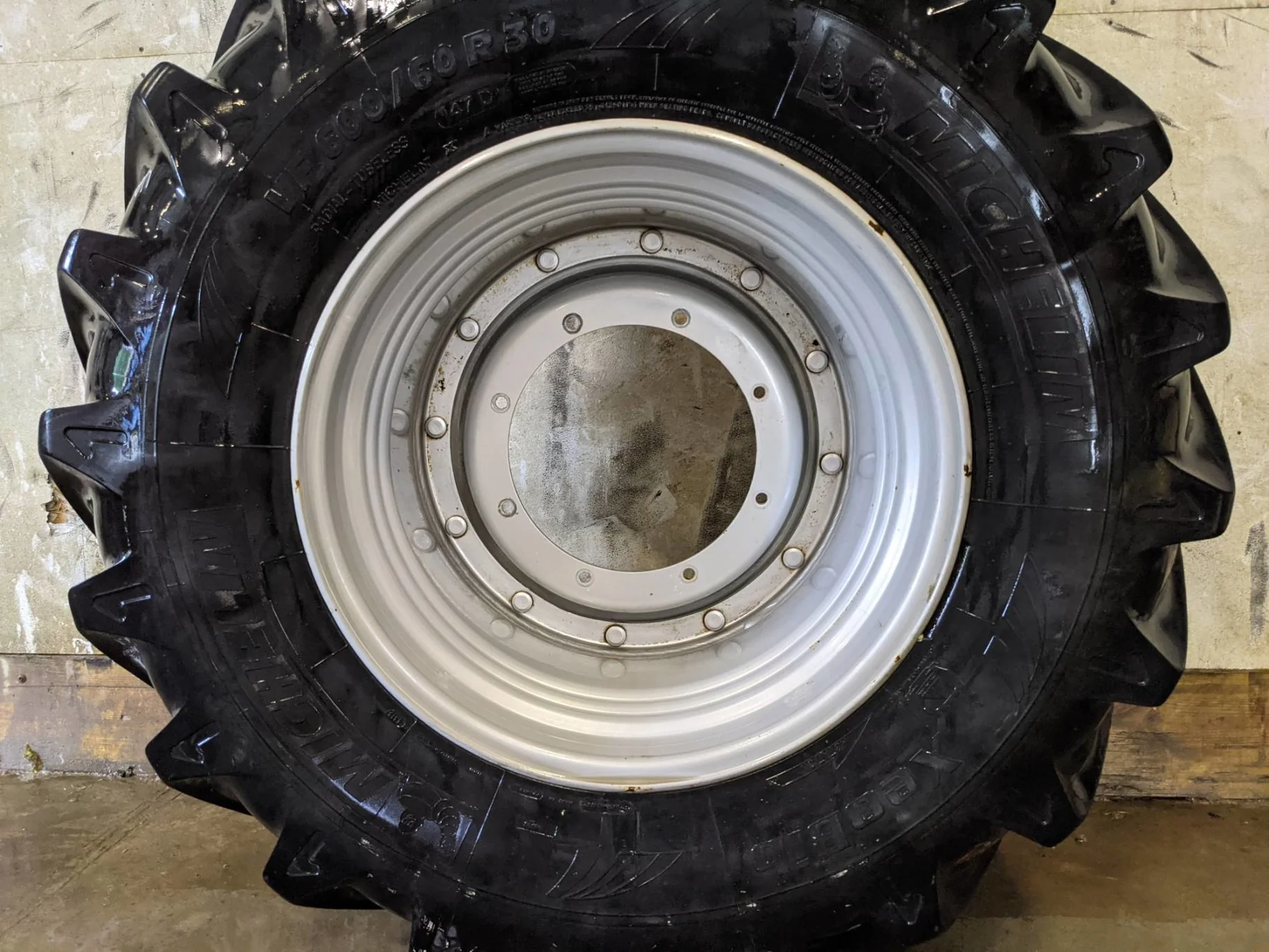 Used 95% VF600/60R30 Michelin Xeobib R-1W (147D) TL on a 20 x 30 Case IH Silver Wheel with (8-15-14) image 2