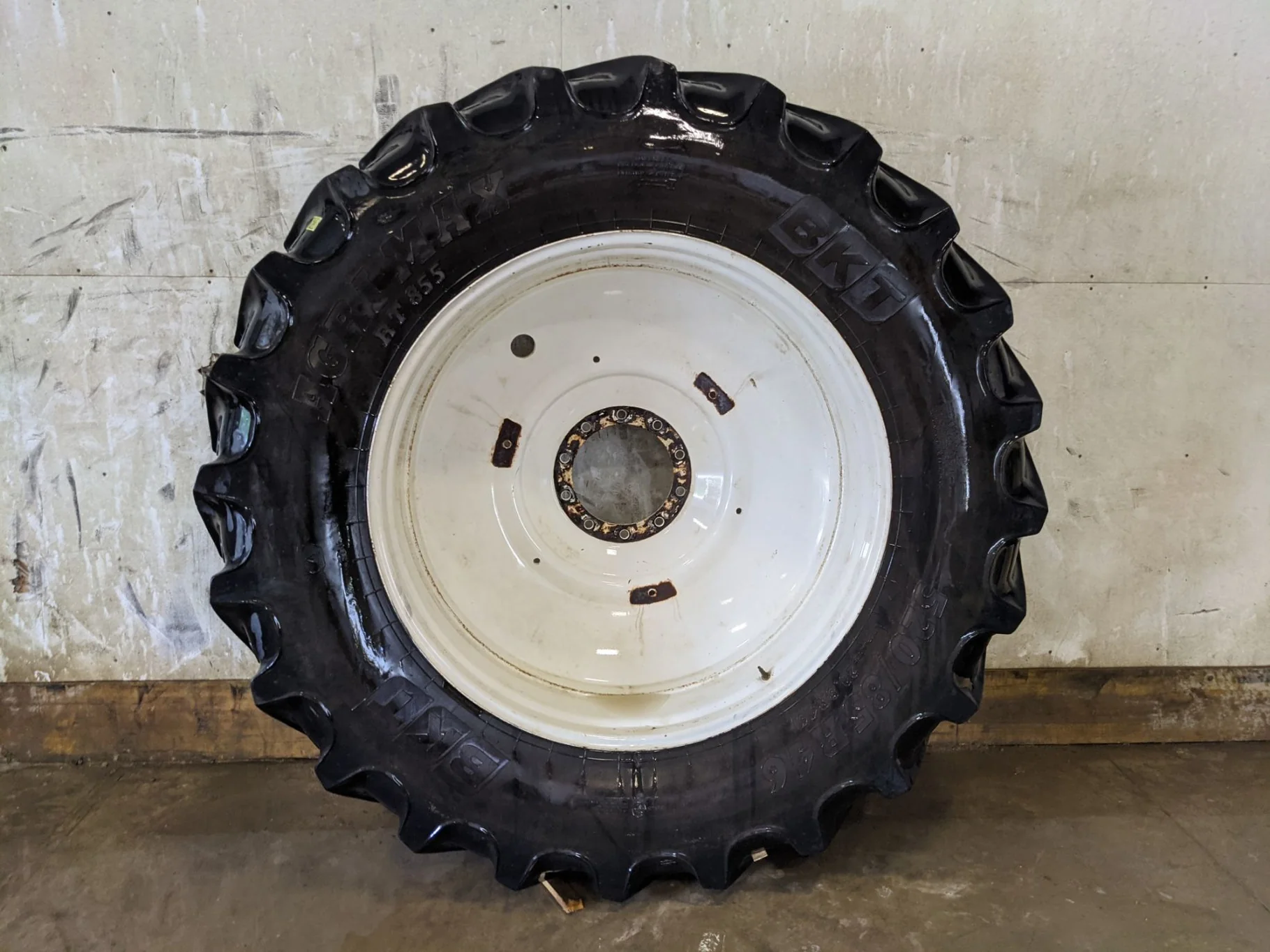 Used 55% 520/85R46 (20.8R46) BKT Agrimax RT 855 R-1W (158A8) TL on a 16 x 46 NH 10 Bolt Dual
