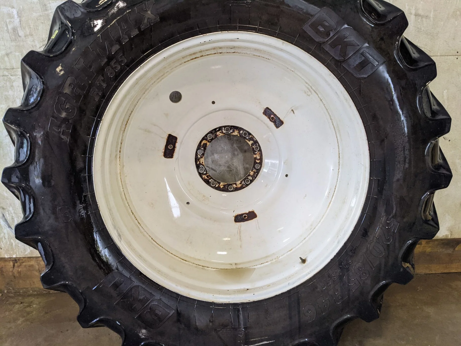 Used 55% 520/85R46 (20.8R46) BKT Agrimax RT 855 R-1W (158A8) TL on a 16 x 46 NH 10 Bolt Dual image 2