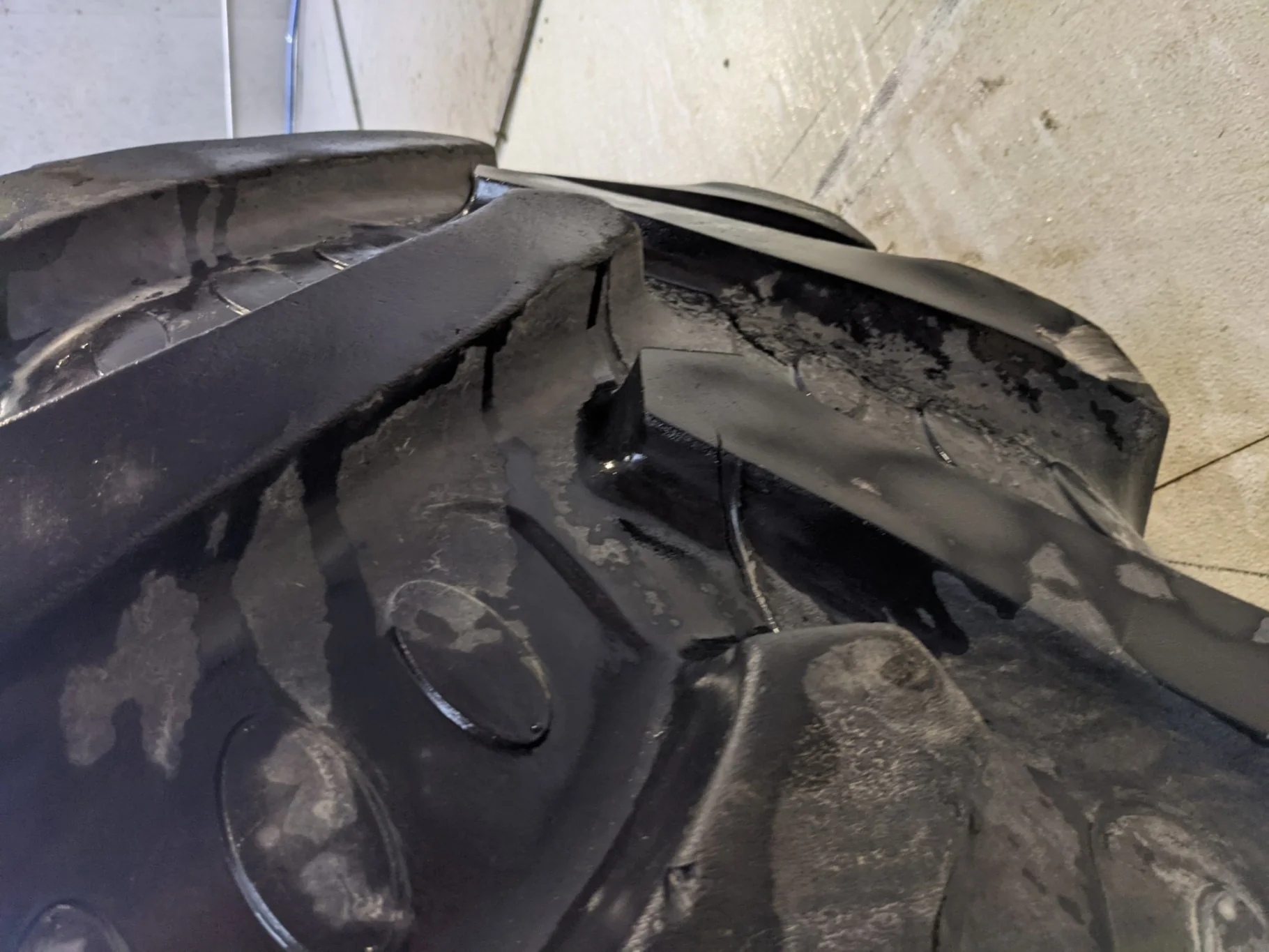 Used 55% 520/85R46 (20.8R46) BKT Agrimax RT 855 R-1W (158A8) TL on a 16 x 46 NH 10 Bolt Dual image 3