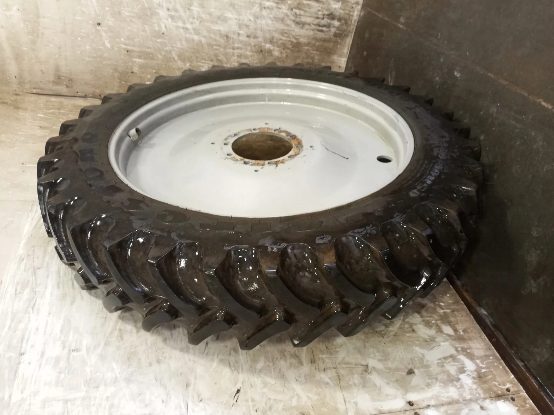 Used 80% 380/90R50 Firestone Radial 9000 R-1W (151B) TL (Road wear) on a 12 x 50 Agco Gray 10 Bolt image 4
