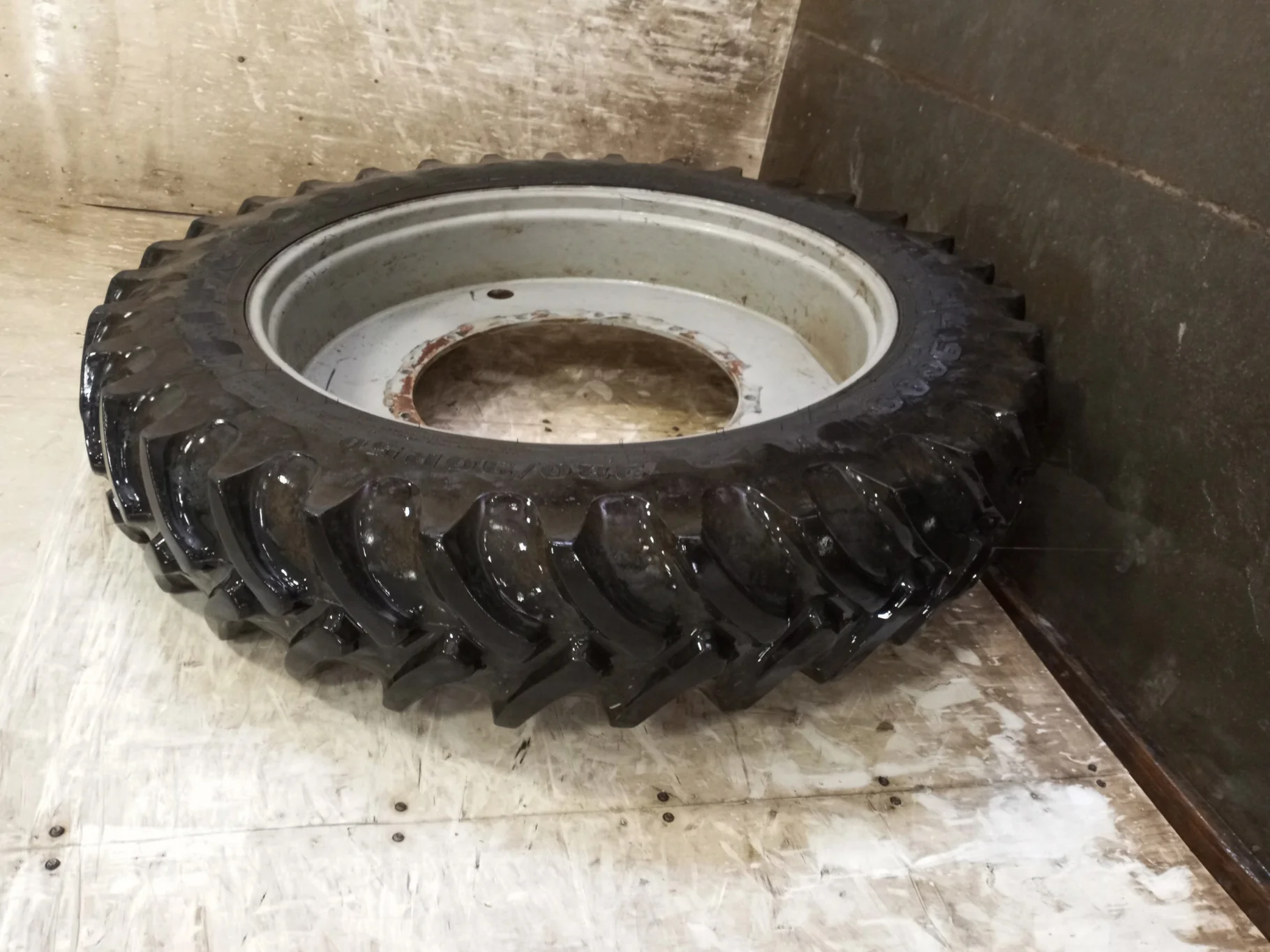 Used 80% 380/90R50 Firestone Radial 9000 R-1W (151B) TL on a 12 x 50 Agco Gray 12 Bolt Stub Disc image 2