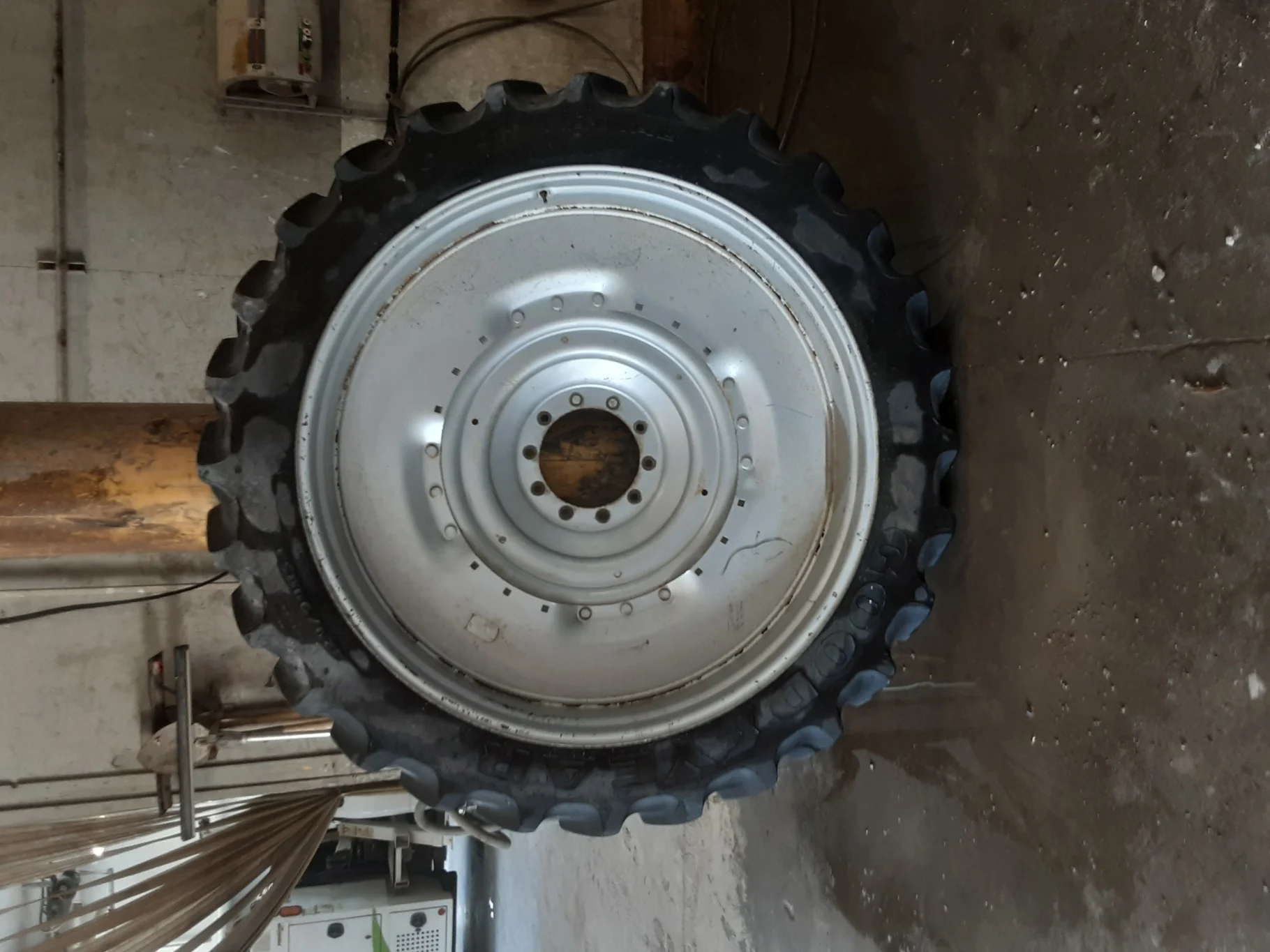 Used 70% 320/90R54 Goodyear Super Traction DT800 R-1W (149B) TL on 10 X 54 Case Silver 10B WAFFLE