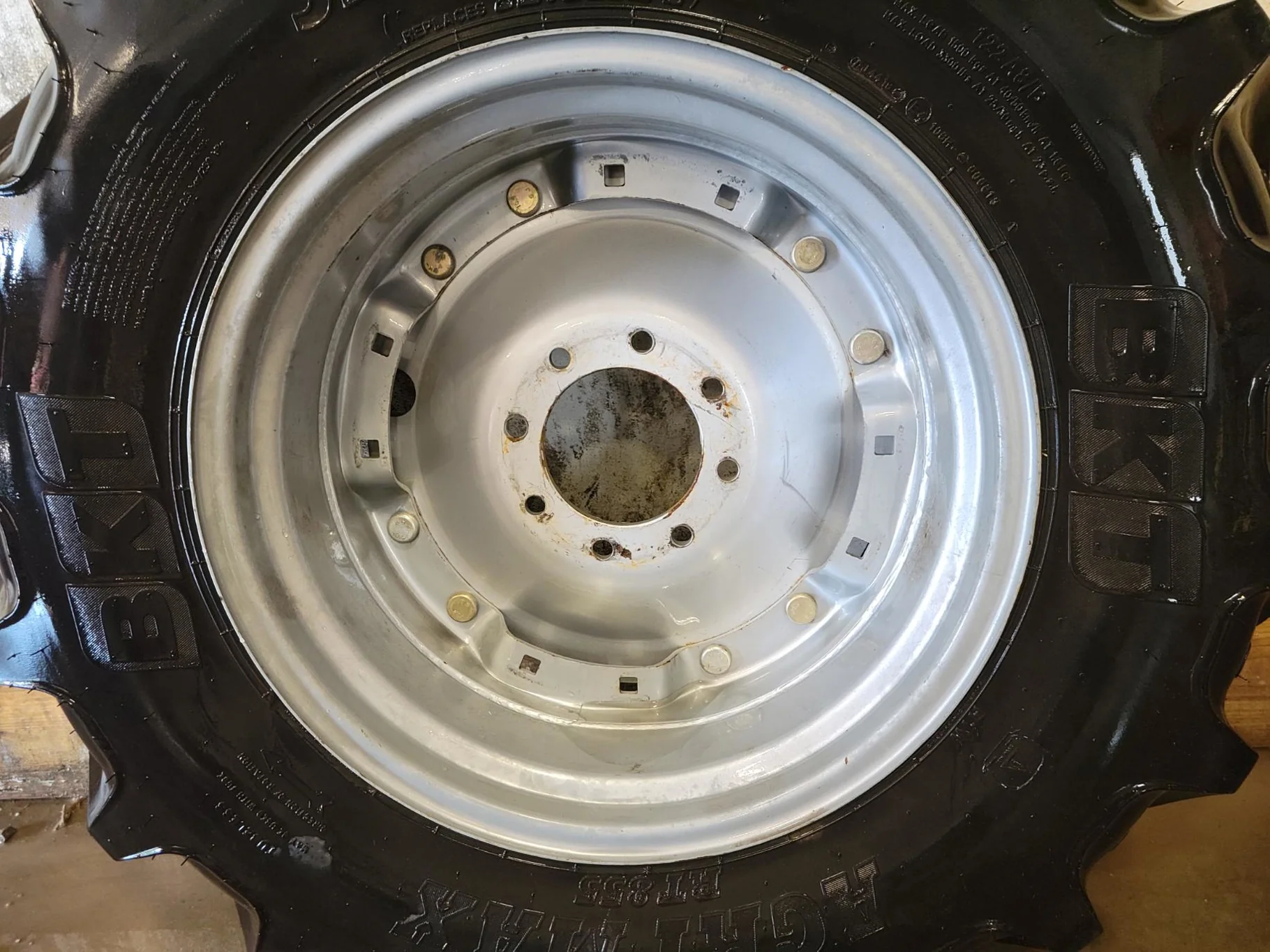 Used 98% 320/85R24 BKT Agrimax RT 855 R-1W 122A8 on a 10 x 24 CIH Silver Waffle Wheel (2 Bolt) with image 2