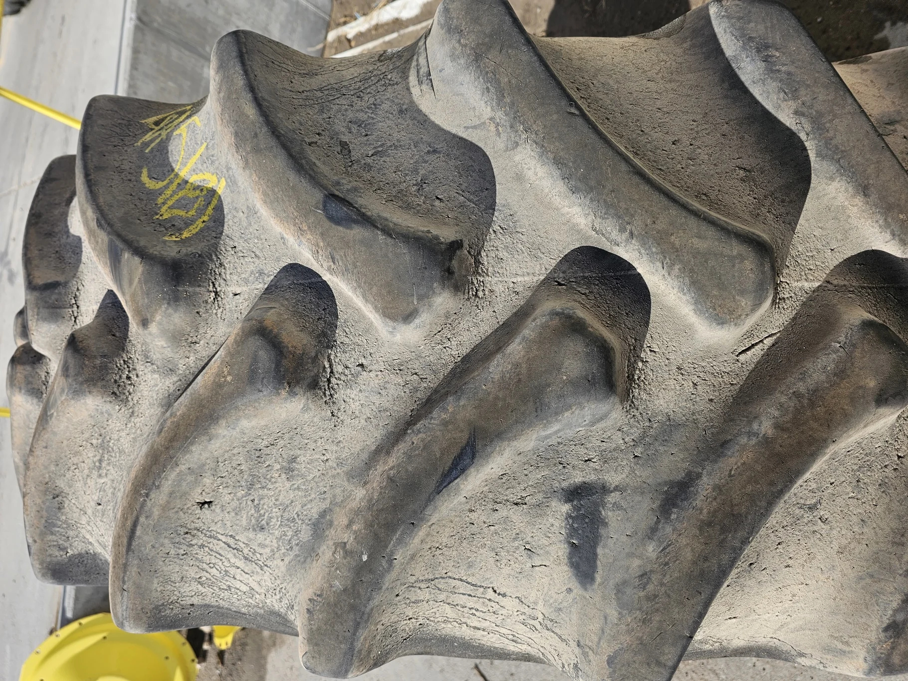 Used 55% VF600/70R30 Firestone Radial All Traction Deep Tread D2 R-1W (165D) TL on a 20 x 30 John image 3