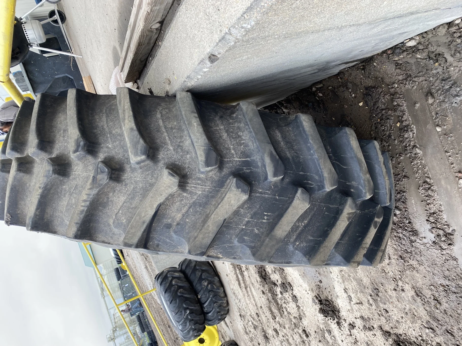 Used 85% 580/85R42 Firestone Radial Deep Tread 23 R-1W (166B) TL on a 18 x 42 JD Yellow 20 B Inside image 3