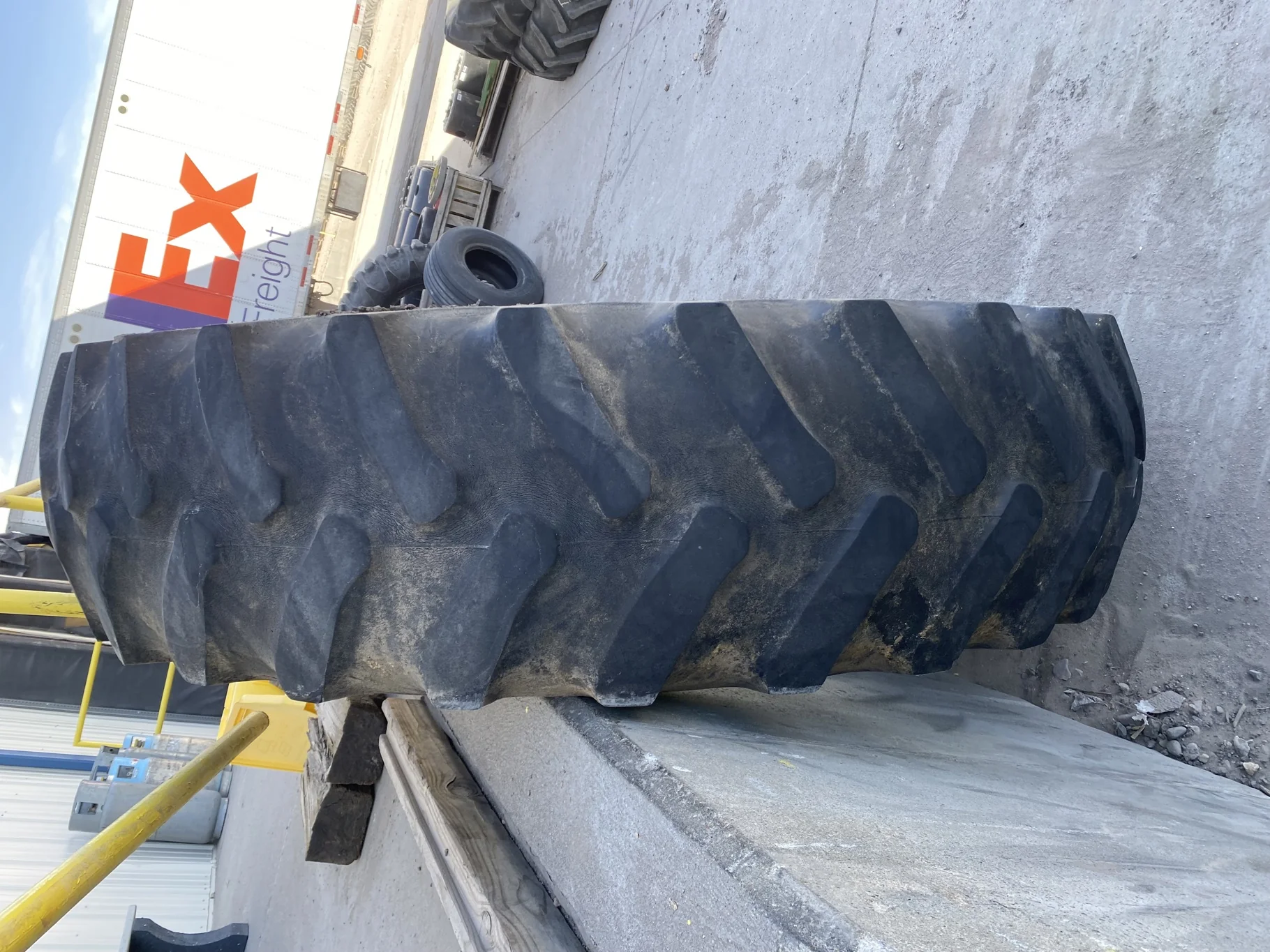 Used 40% 480/80R46 Firestone Radial All Traction 23 R-1 (158B) TL on a 16 x 46 JD Yellow 12 B image 4