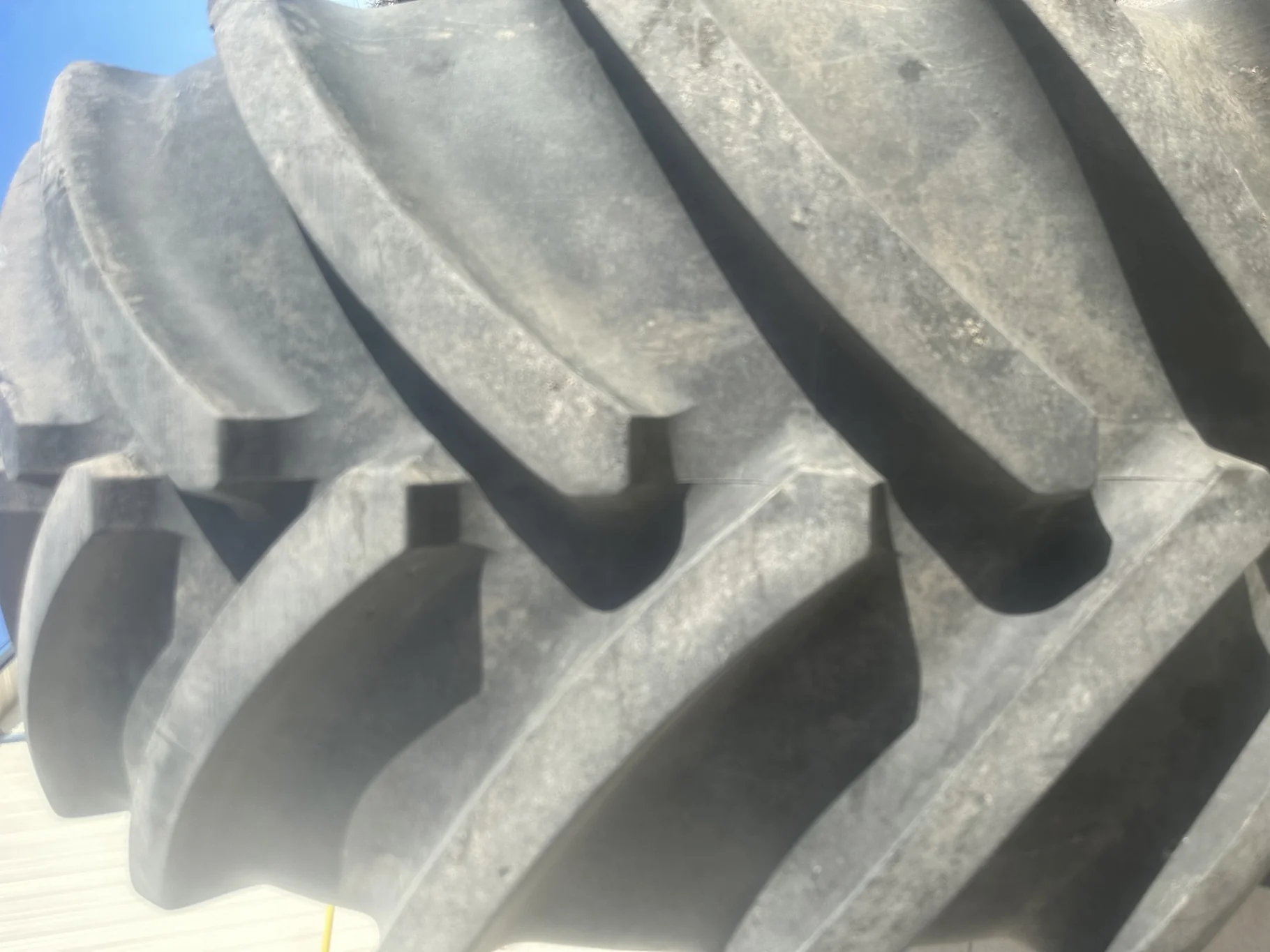 Used 90% IF900/60R42 Michelin AxioBib R-1W (186D) TL on 28 X 42 John Deere Yellow 10 Bolt(.906) 5/8 image 4