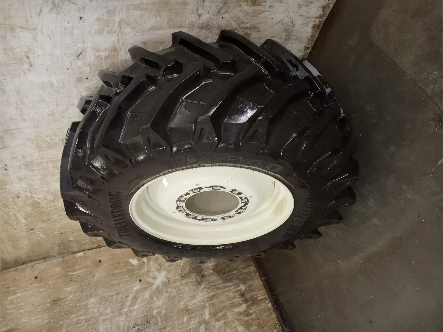 Used 90% 540/65R30 Trelleborg TM800 High Speed R-1W (150D) TL (slight road wear, cuts on lugs - good image 2