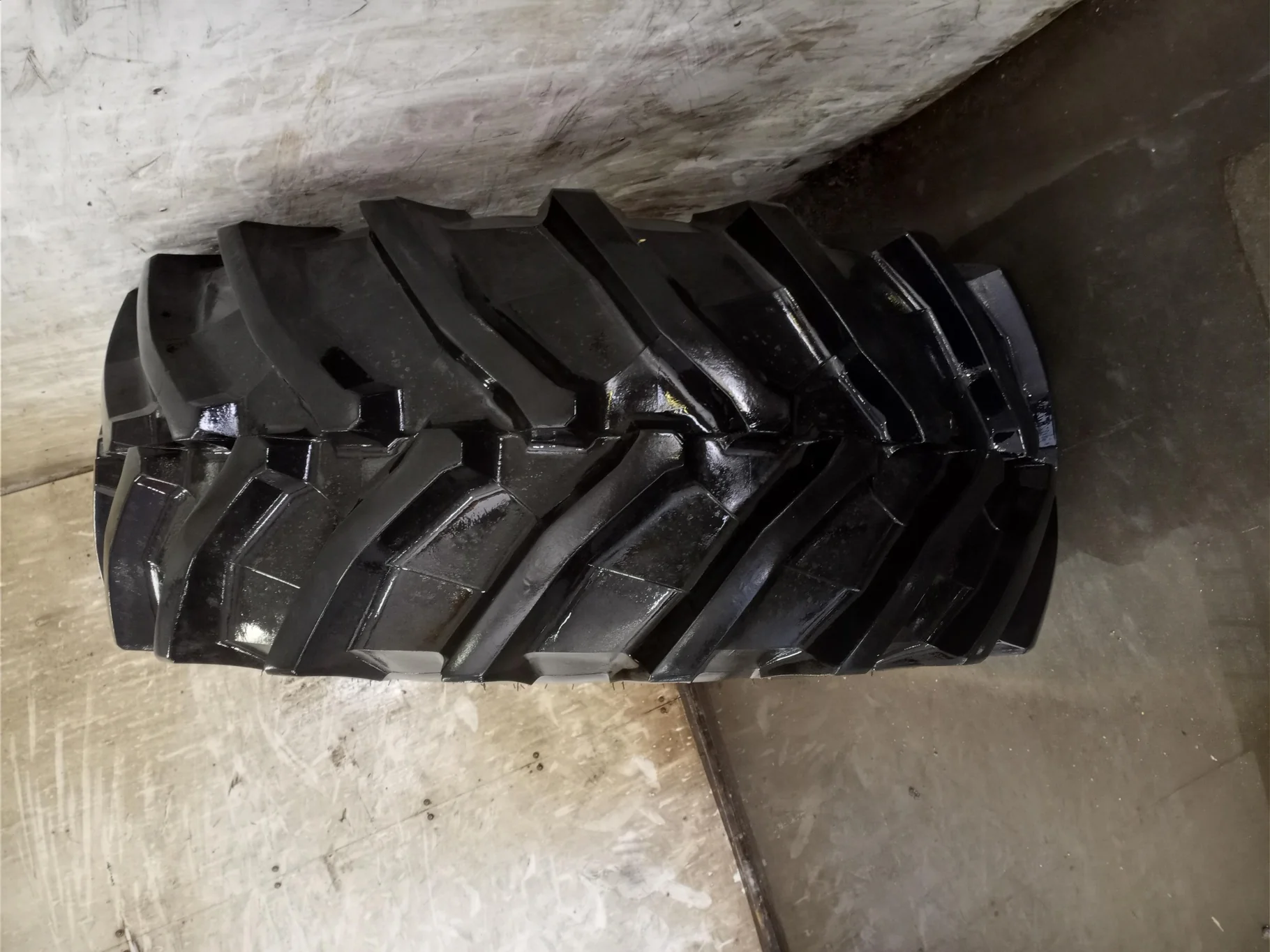 Used 90% 540/65R30 Trelleborg TM800 High Speed R-1W (150D) TL (slight road wear, cuts on lugs - good image 3