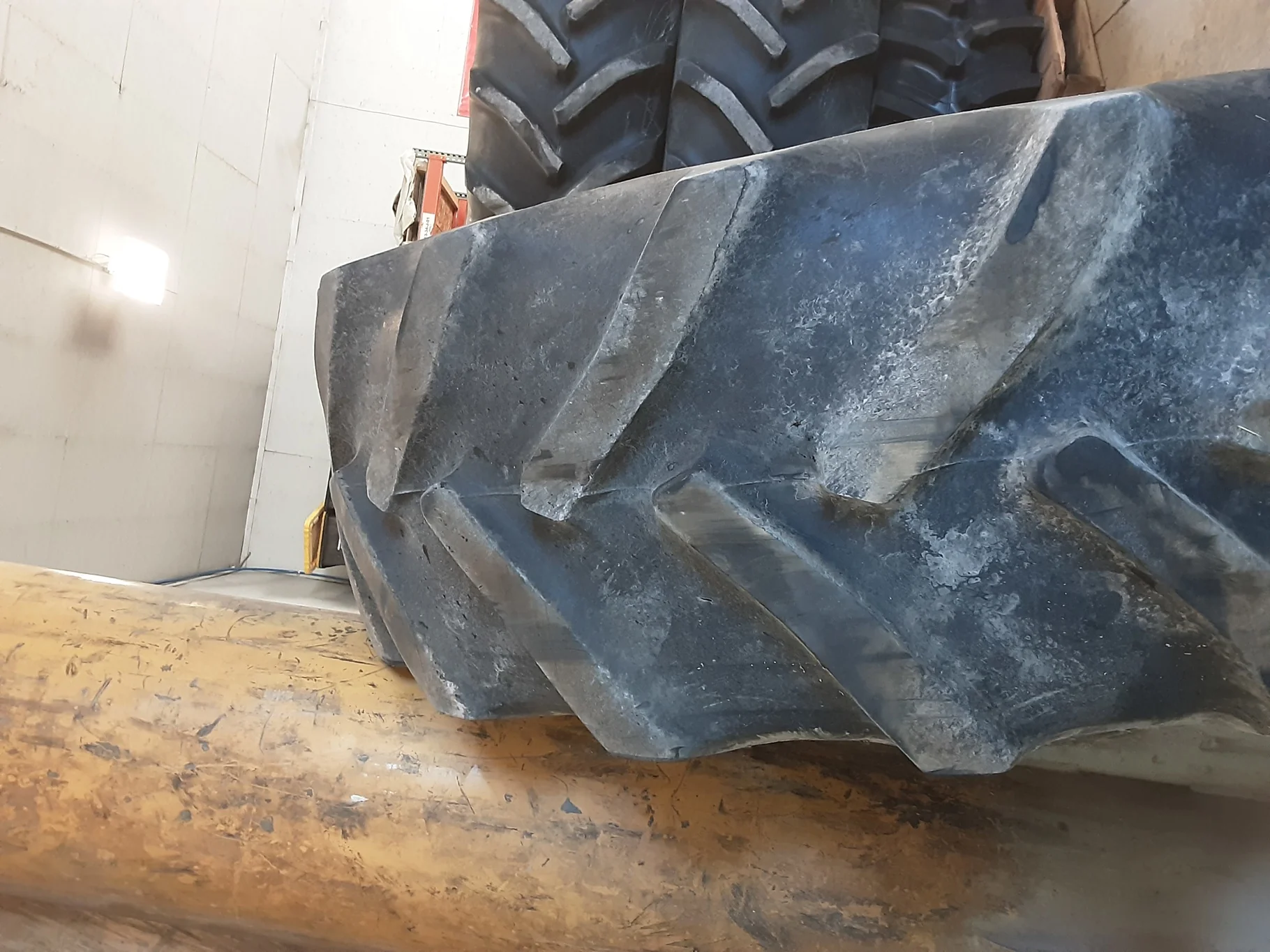 Used 60% 480/70R34 Goodyear Super Traction DT810 R-1W (155B) TL on a 15 x 34 JD Yellow Straigh image 3