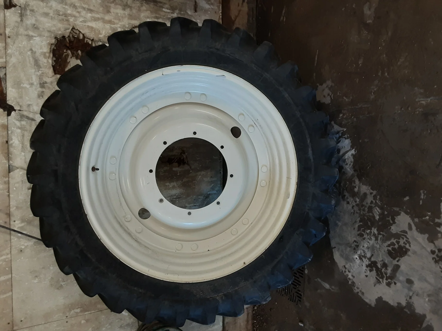 Used 80% 320/85R38 Michelin AgriBib Row Crop R-1W (143A8/143B) TL on a 10 x 38 NH White Straight Pla