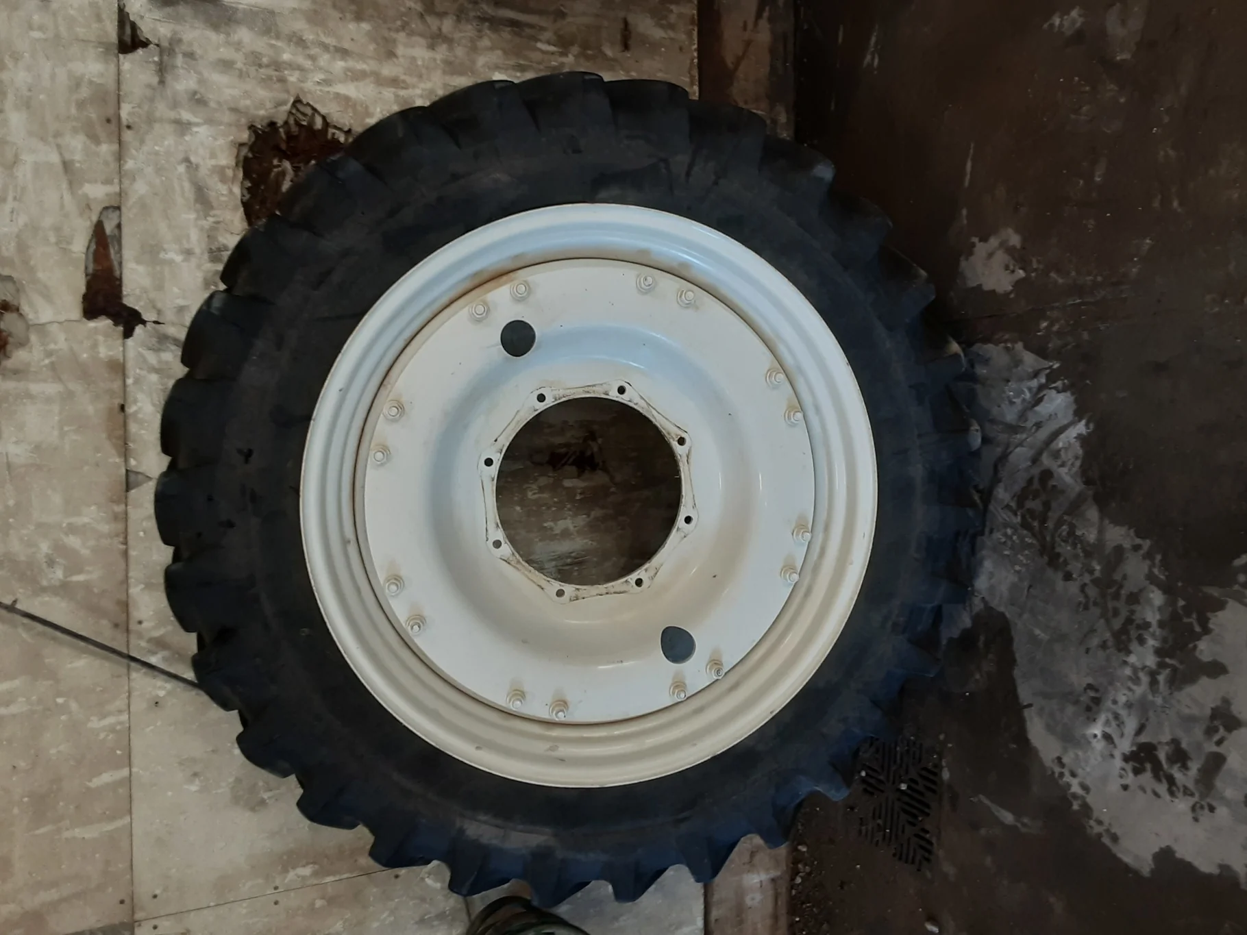 Used 80% 320/85R38 Michelin AgriBib Row Crop R-1W (143A8/143B) TL on a 10 x 38 NH White Straight Pla image 2