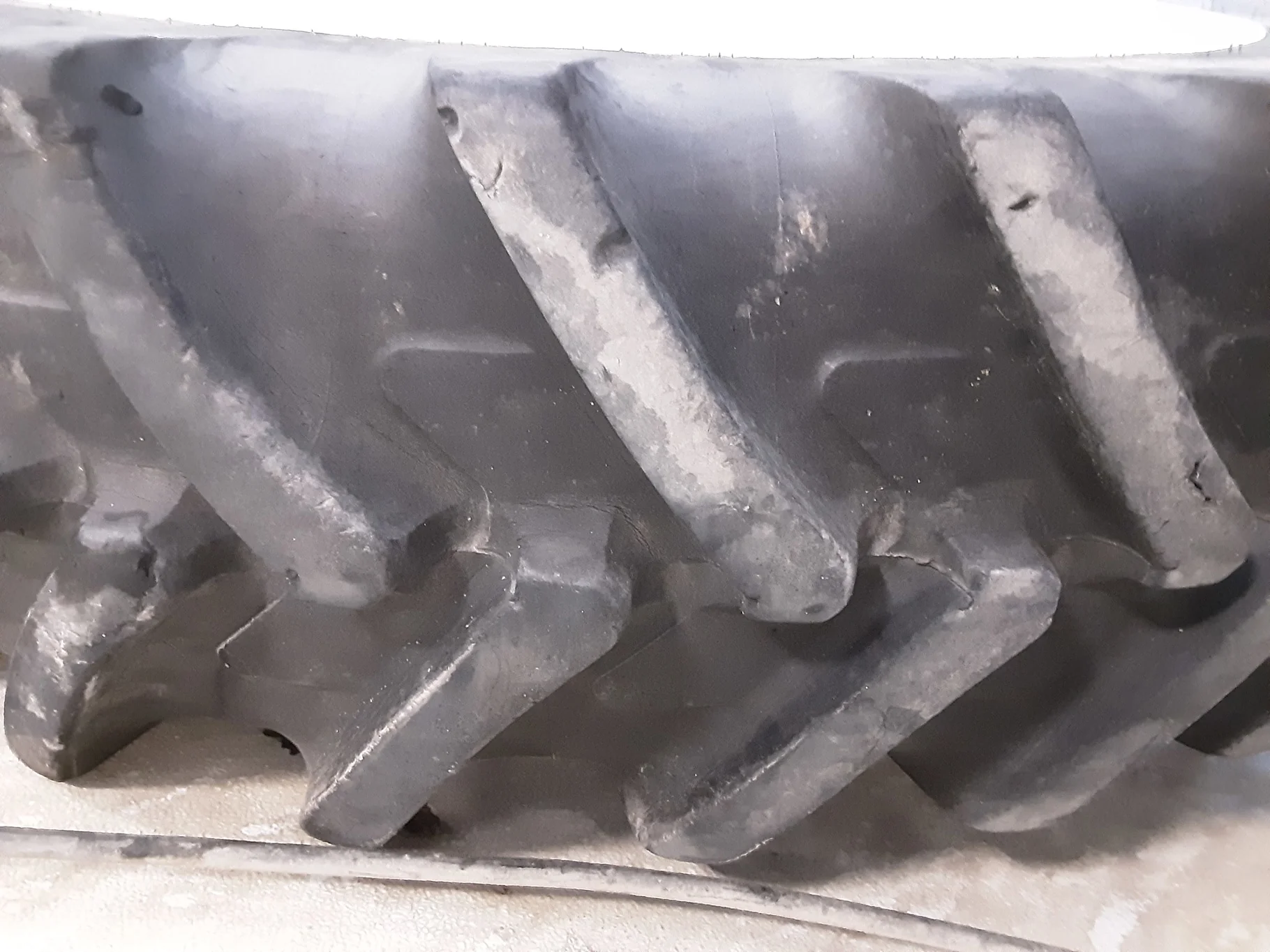 Used 80% 320/85R38 Michelin AgriBib Row Crop R-1W (143A8/143B) TL on a 10 x 38 NH White Straight Pla image 3