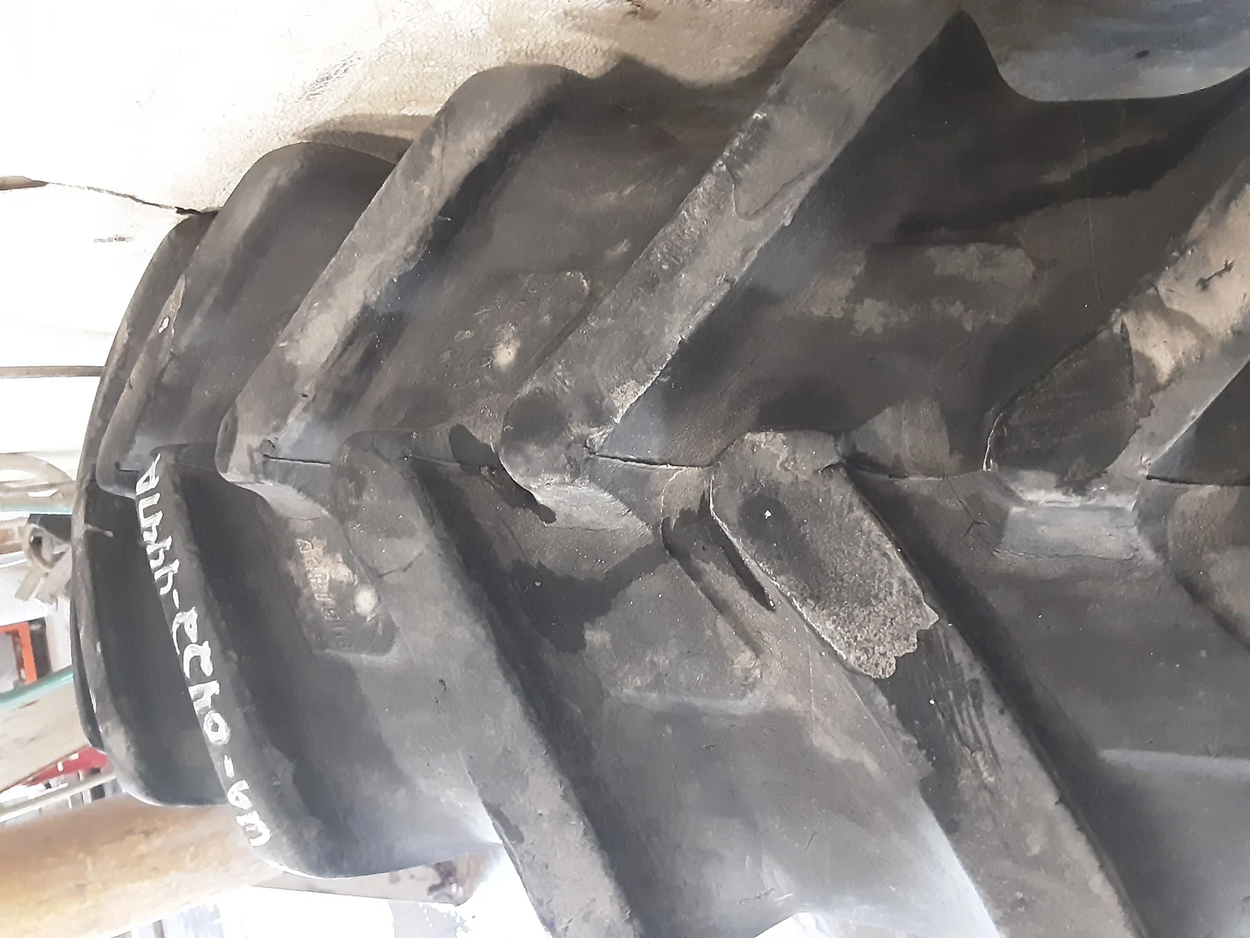 Used 80% 320/85R38 Michelin AgriBib Row Crop R-1W (143A8/143B) TL on a 10 x 38 NH White Straight Pla image 4
