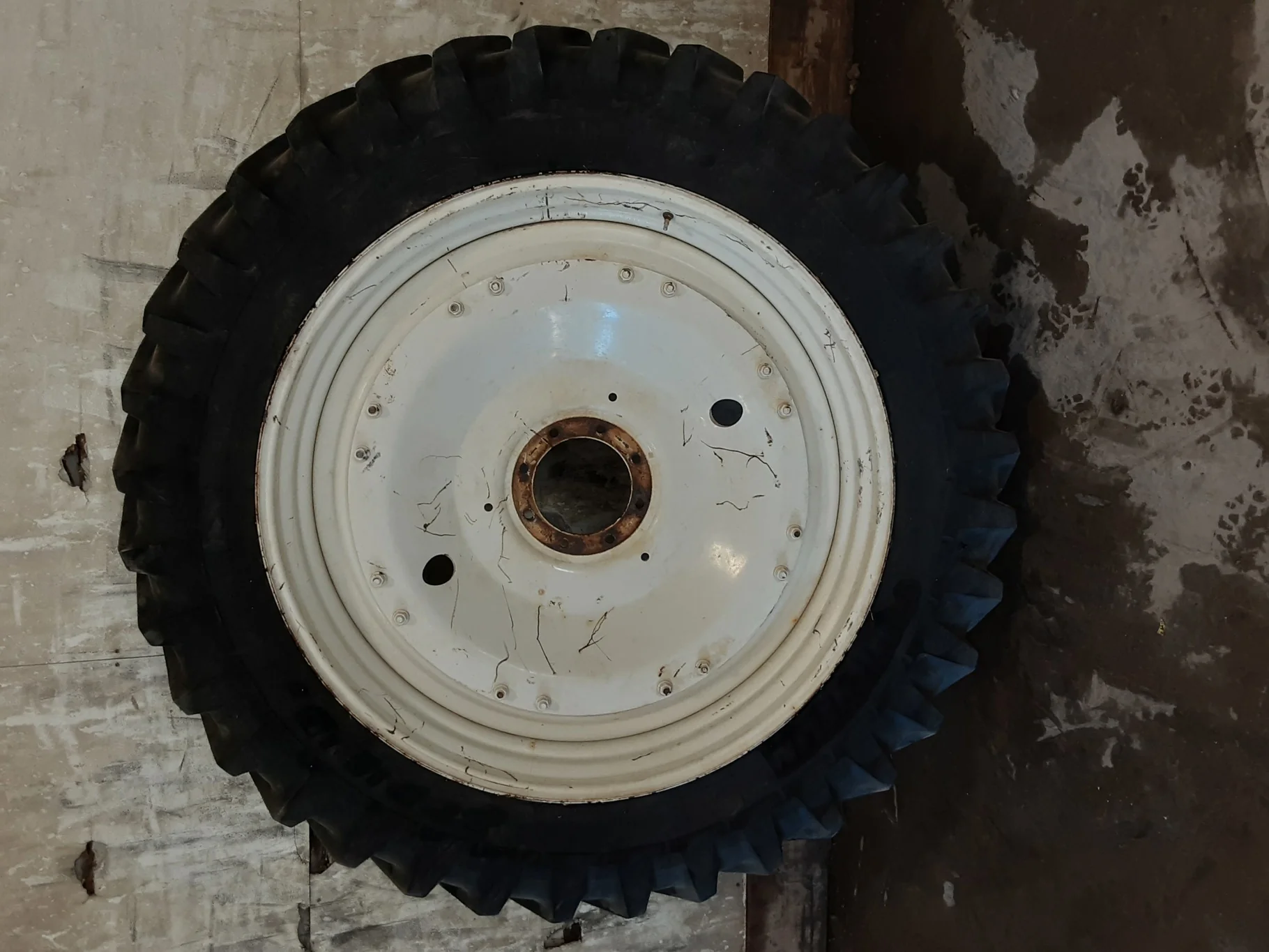 Used 75% 380/90R50 Michelin AgriBib Row Crop R-1W (151A8/151B) TL on a 12 x 50 NH White 8 Bolt Dual