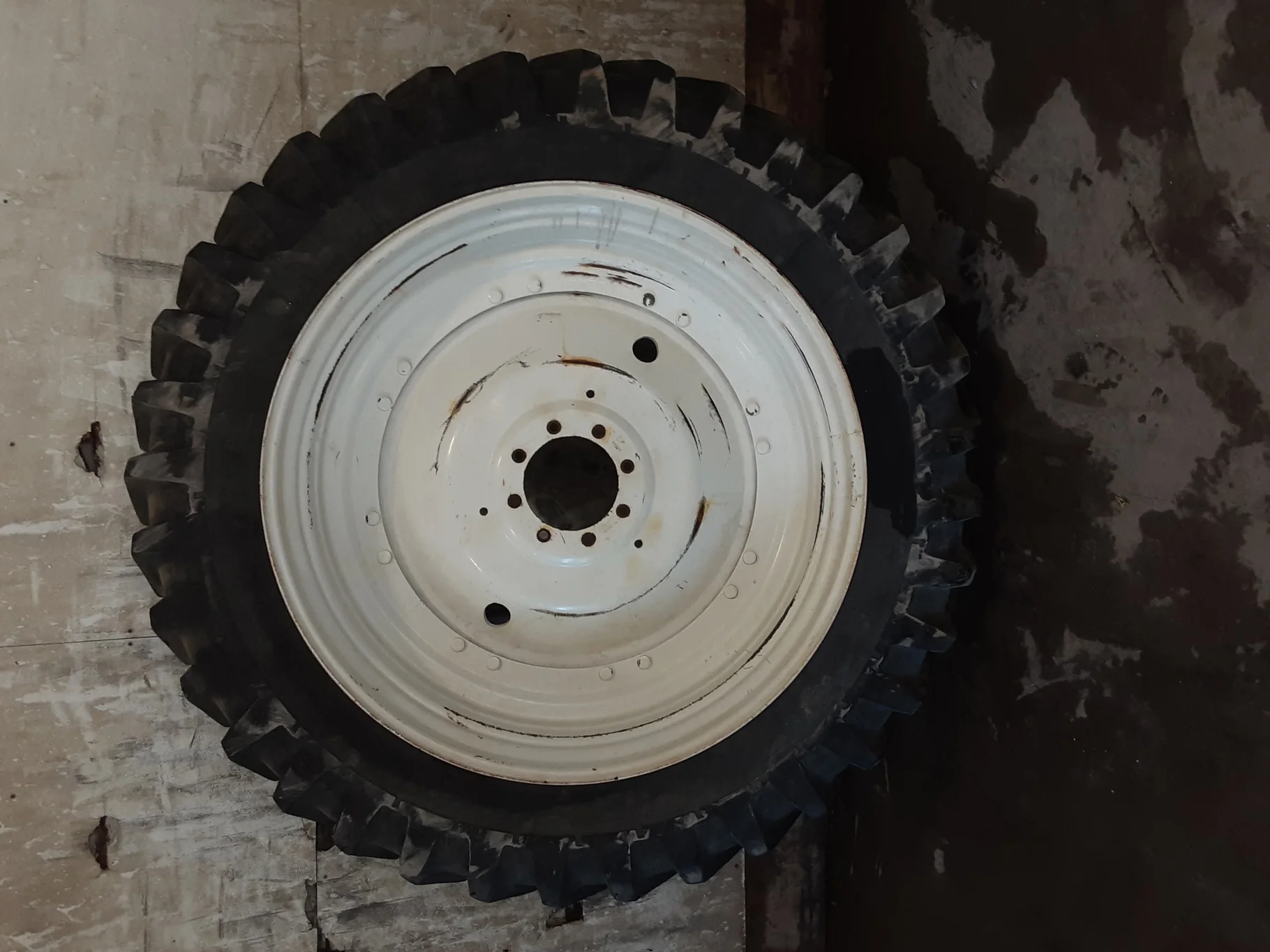 Used 75% 380/90R50 Michelin AgriBib Row Crop R-1W (151A8/151B) TL on a 12 x 50 NH White 8 Bolt Dual image 2