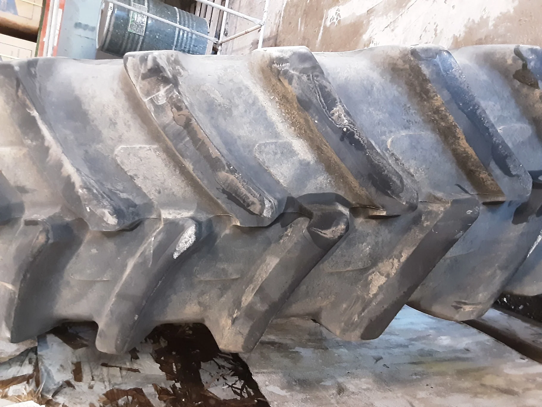 Used 75% 380/90R50 Michelin AgriBib Row Crop R-1W (151A8/151B) TL on a 12 x 50 NH White 8 Bolt Dual image 4