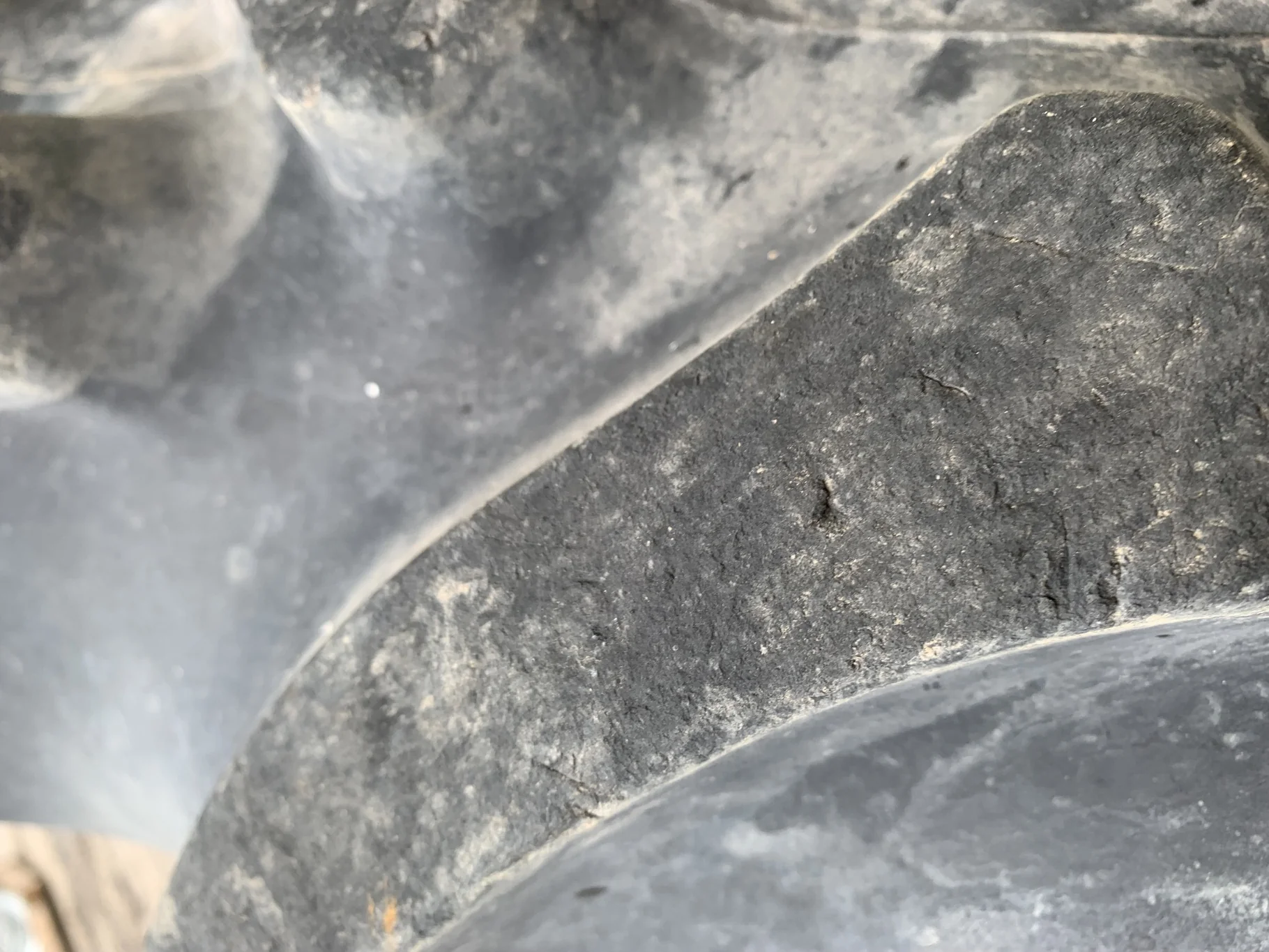 Used 65% 320/90R42 Firestone Radial 9000 R-1W (139B) TL on a 10 x 42 John Deere Yellow 8 Bolt (.843) image 5