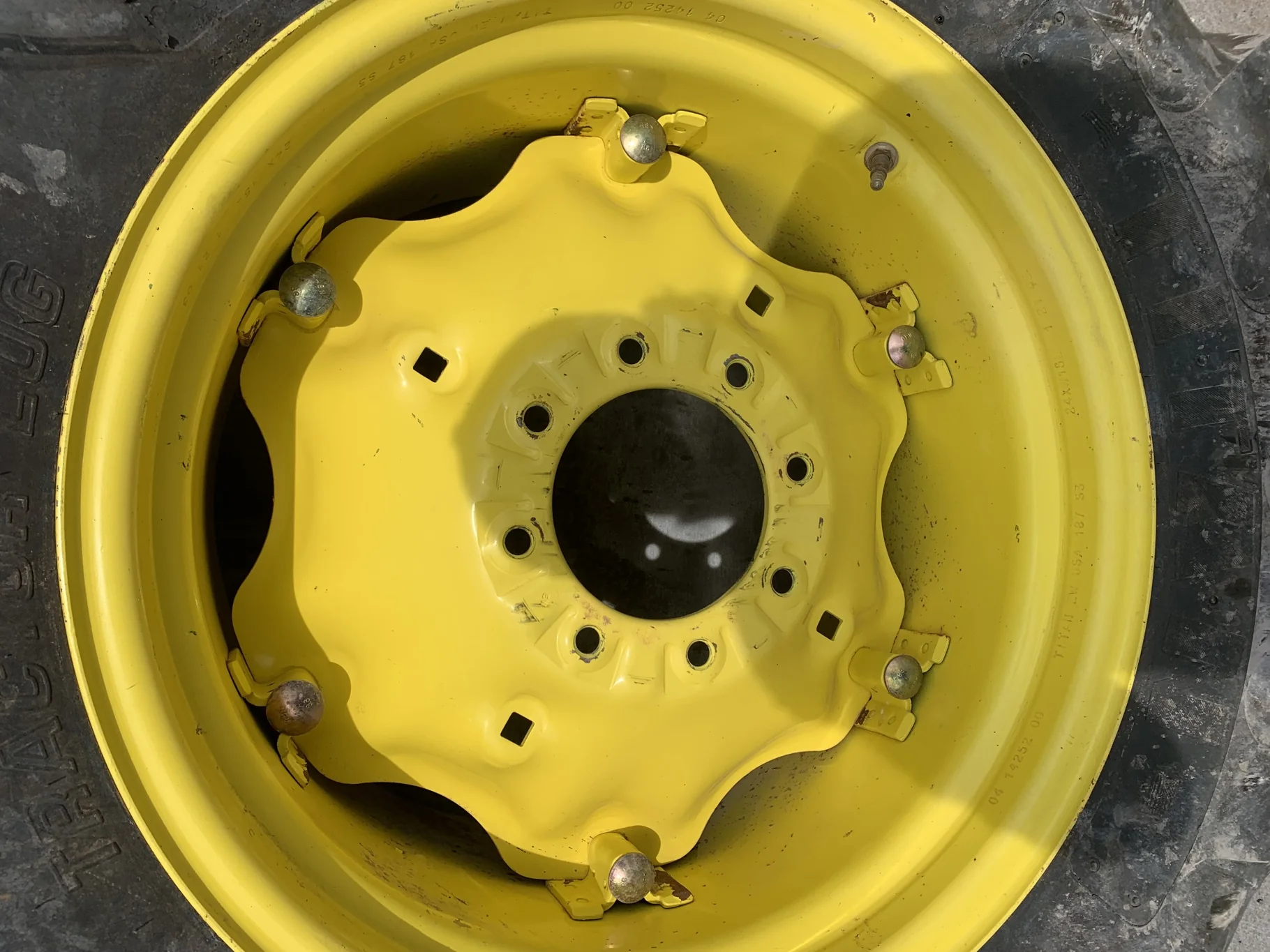USED 80% 17.5L-24 Titan Industrial Tractor Lug R-4 F(8 Ply) TL on a 15 X 24 JD Yellow 8 Bolt ( image 3