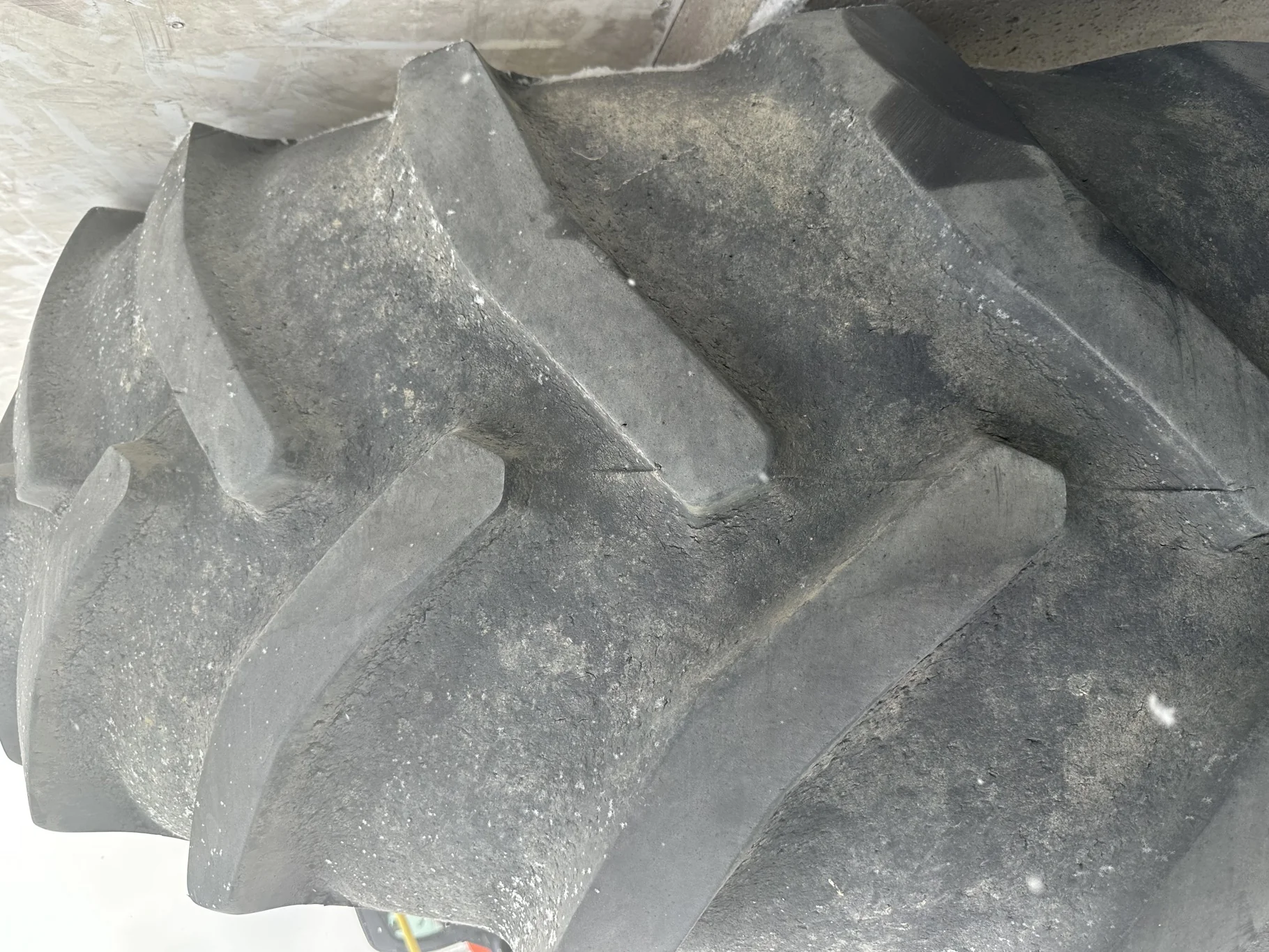 Used 55% 620/70R46 Goodyear Super Traction DT820 R-1W (167B) TL on 20 x 46 12-32.047 JD Yellow Spray image 4