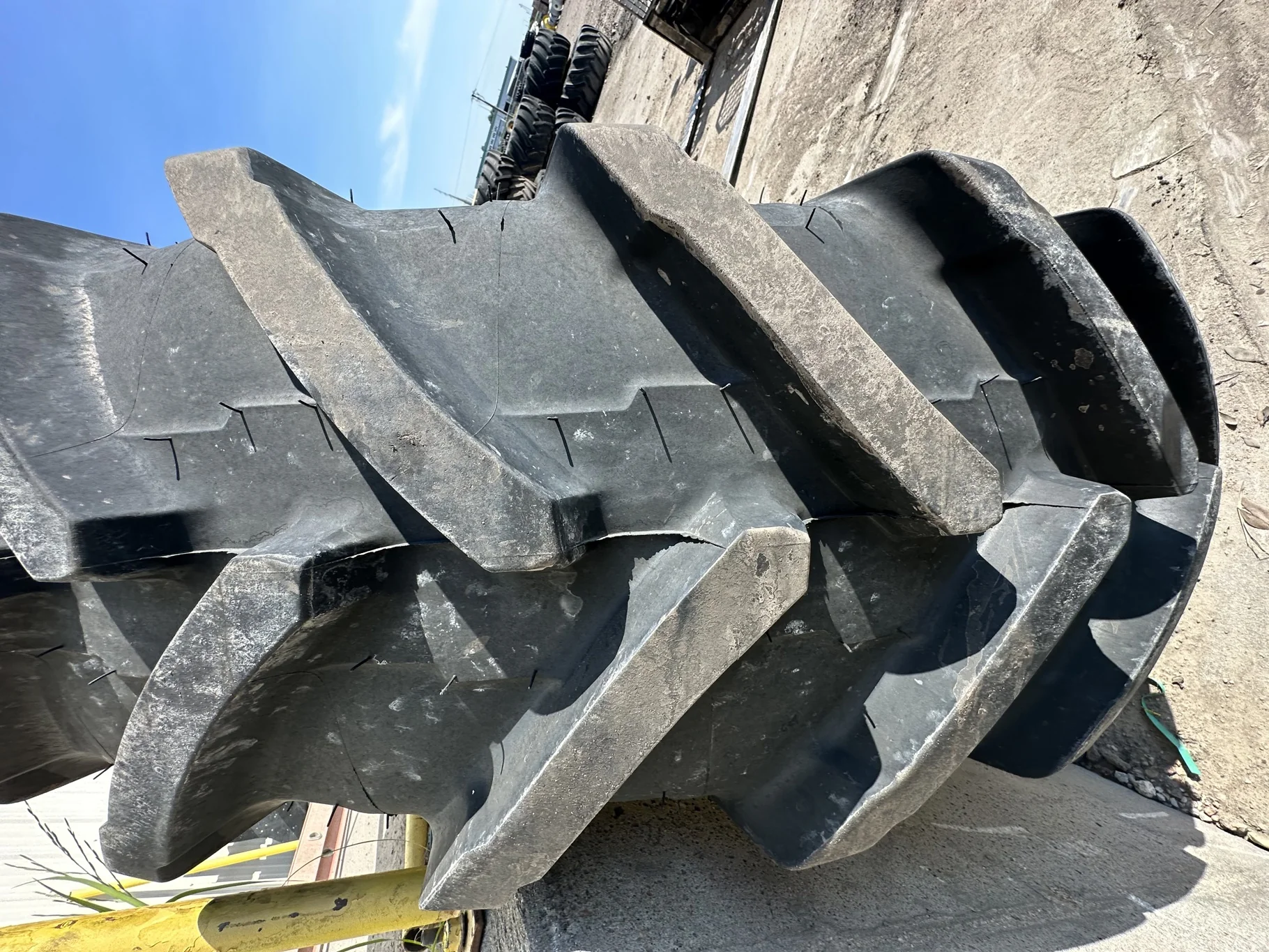 USED 90% 480/80R46 Michelin AgriBib 2 R-1W (158A8/158B) TL on a 16 X 46 JD Yellow 12 Bolt Stub image 4