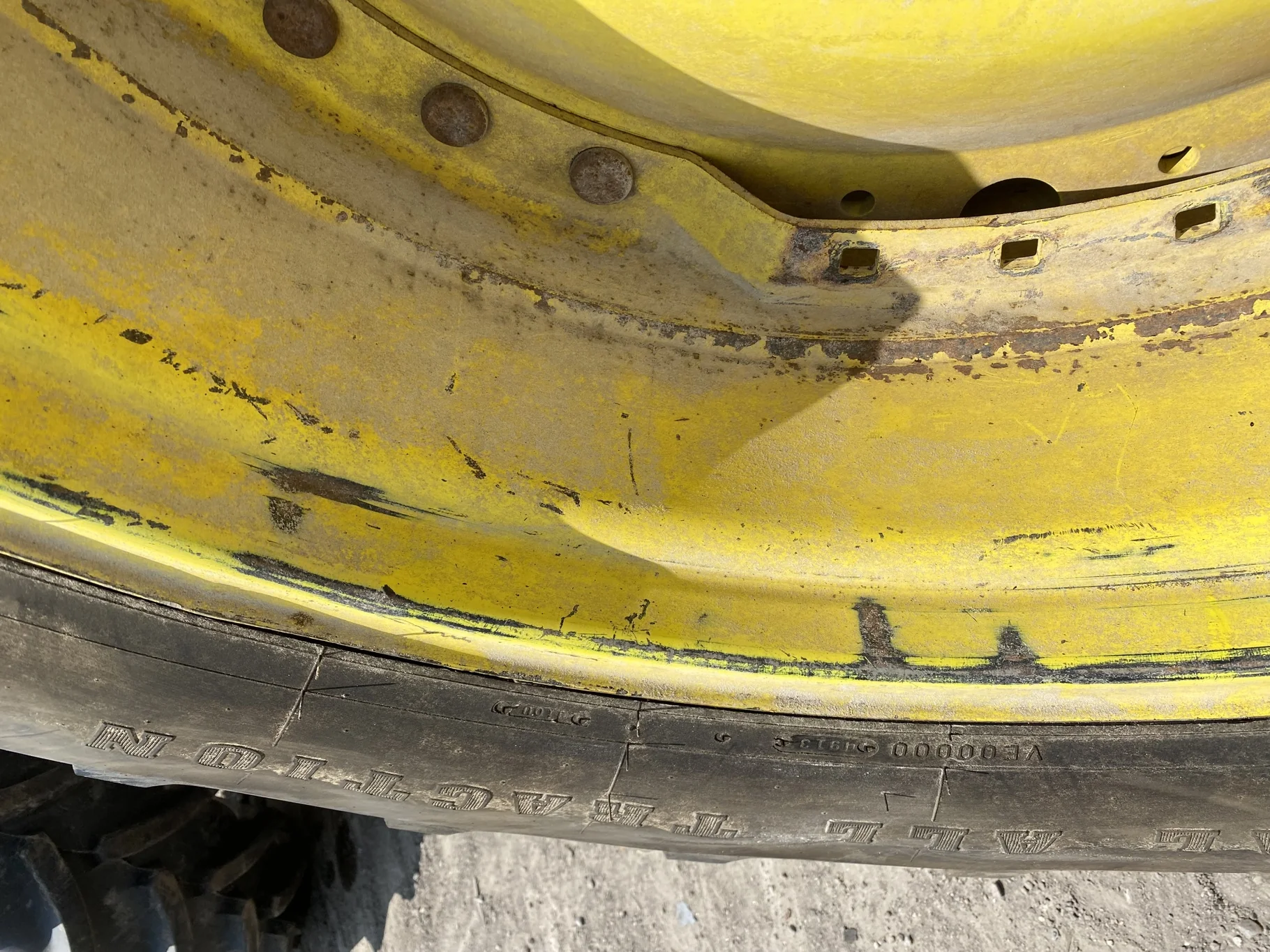 Used 85% 420/85R34 Firestone Radial All Traction DT R-1W 147A8 TL on a 13 x 34 JD Yellow Waffl image 5