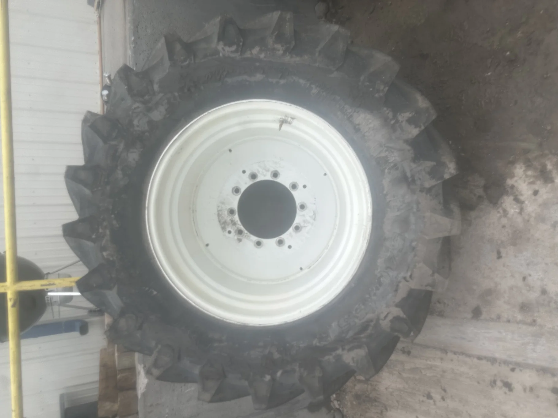 USED 98% 540/65R30 Trelleborg TM800 High Speed R-1W 150D TL on a 18 X 30 NH 10 Bolt (.812) 5/8" Stra image 2