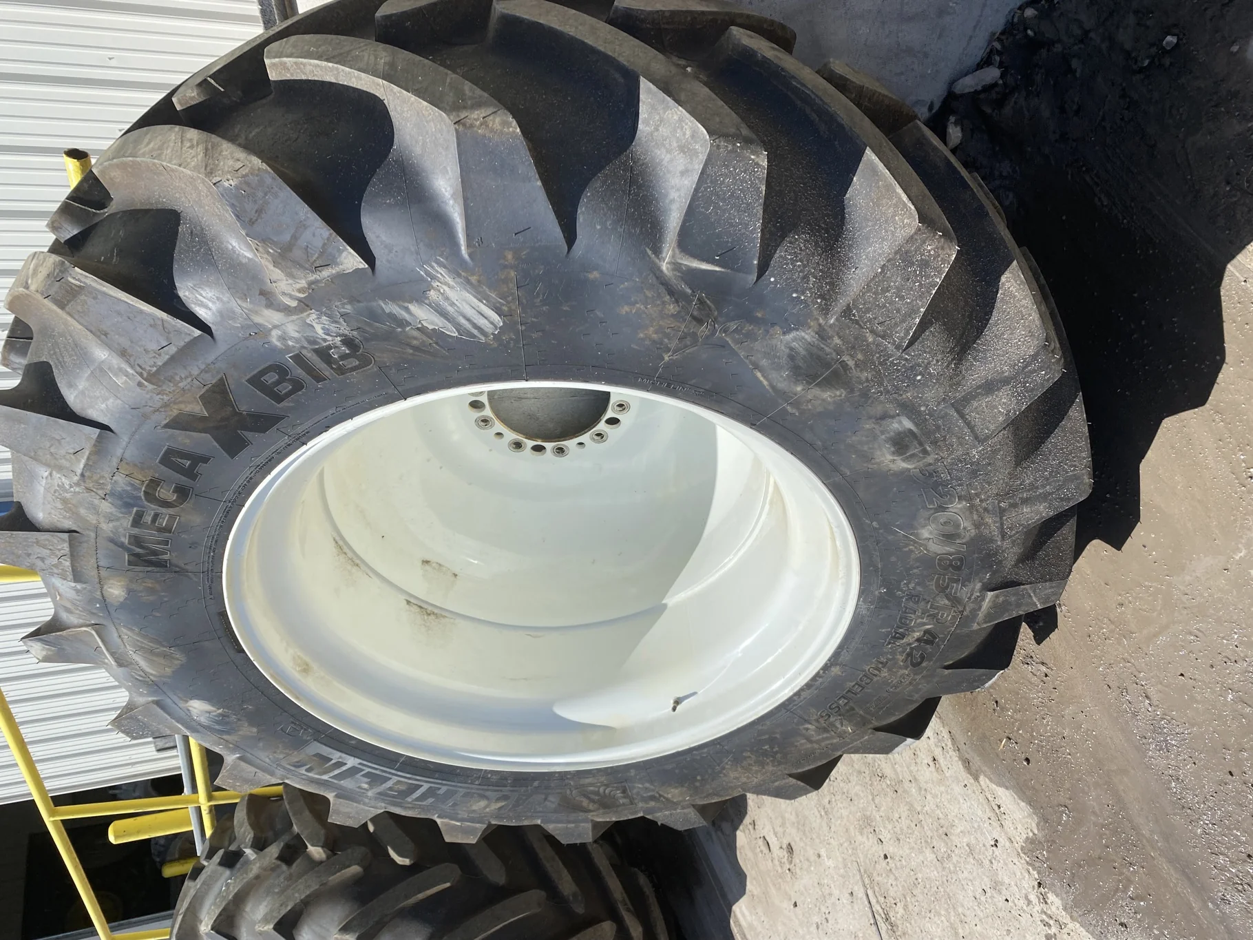 Used 98% 520/85R42 (20.8R42) Michelin MegaXbib R-1W 162A8 TL on a 18 x 42 NH White 20 Bolt (.