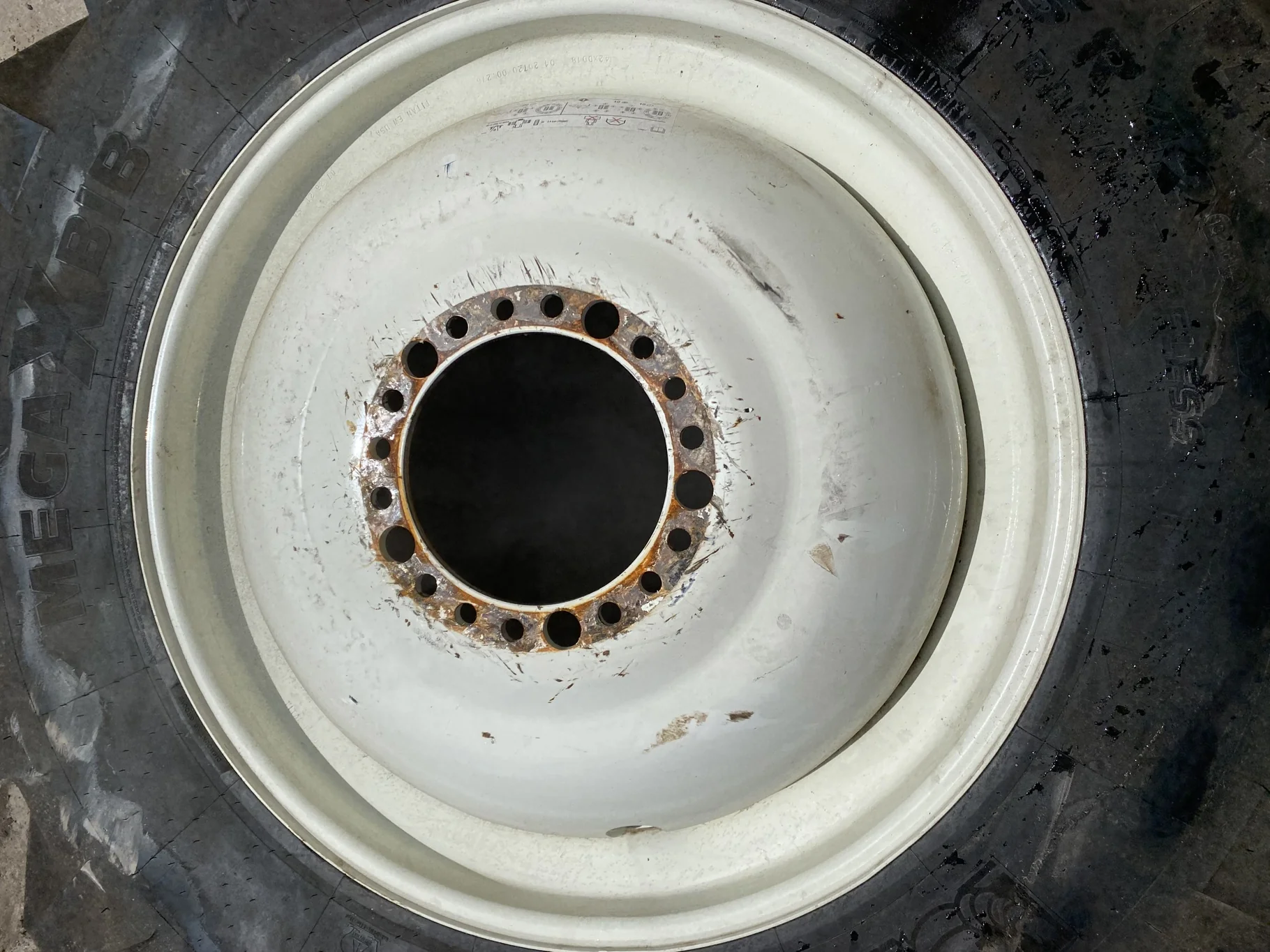 Used 98% 520/85R42 (20.8R42) Michelin MegaXbib R-1W 162A8 TL on a 18 x 42 NH White 20 Bolt (. image 6