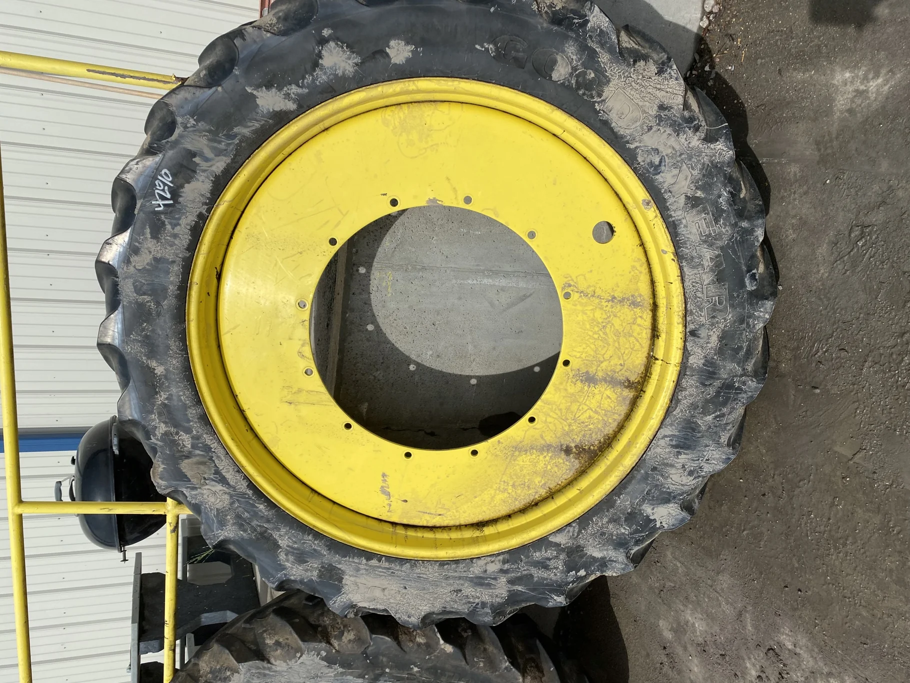Used 42% 380/90R54 Goodyear Super Traction Radial DT800 on 12 X 54 JD Yellow 12 Bolt (.937) 12-32.04 image 2