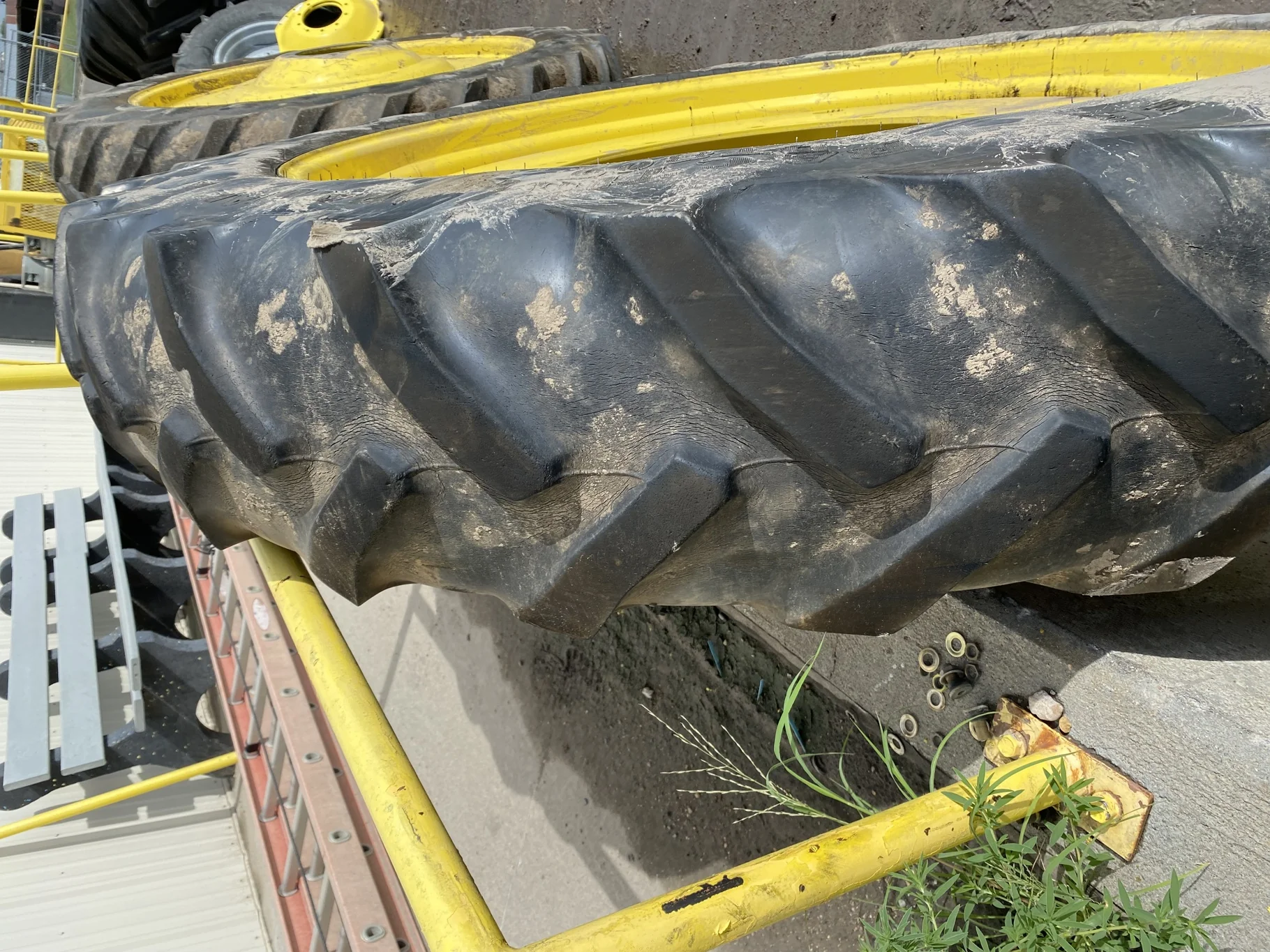 Used 42% 380/90R54 Goodyear Super Traction Radial DT800 on 12 X 54 JD Yellow 12 Bolt (.937) 12-32.04 image 4