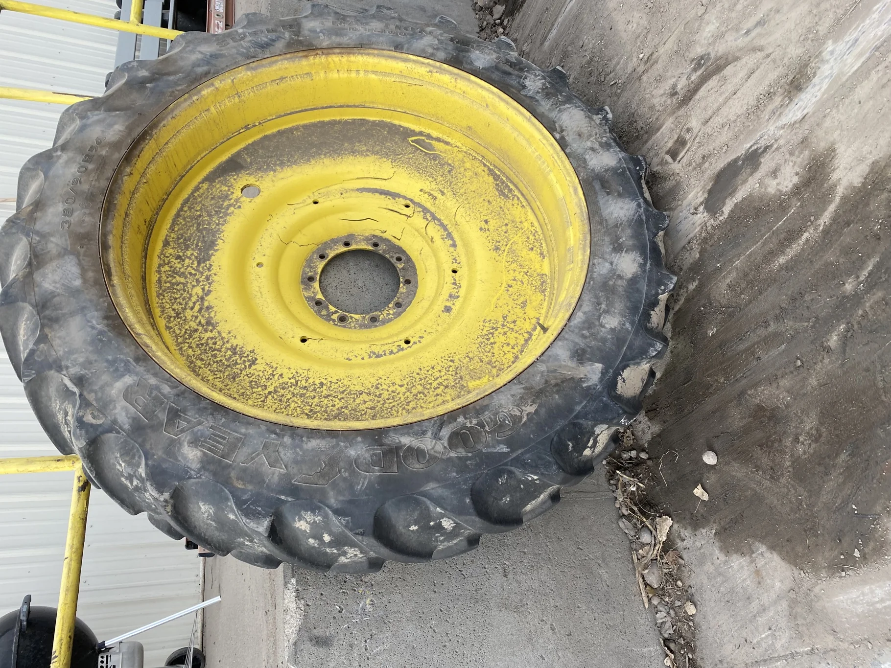 Used 42% 380/90R54 Goodyear Super Traction Radial DT800 on 12 X 54 John Deere Yellow 10 Bolt (.937) image 2